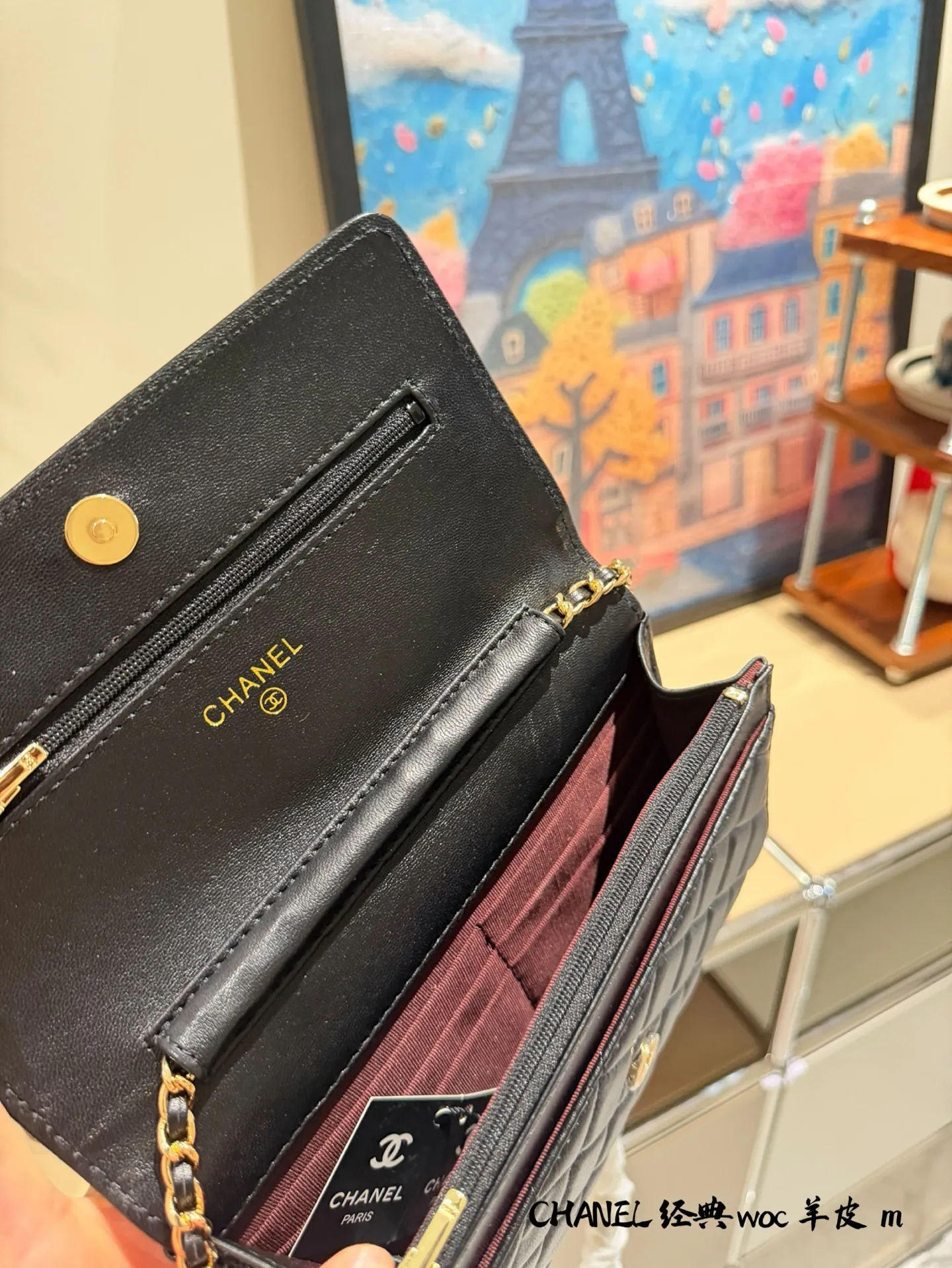p175 香奈儿黑色WOC羊皮链条包 🖤香奈儿WOC羊皮链条包,经典菱格纹+柔软小羊皮,触感超细腻,黑银配色低调又高级✨。尺寸19×13×5cm,内部有卡位、拉链暗格,能装手机、口红等日常小物,链条可手提、单肩或斜挎,通勤、约会、正式场合都能轻松驾驭💼。羊皮材质需注意保养,避免刮擦和水渍哦!双盒