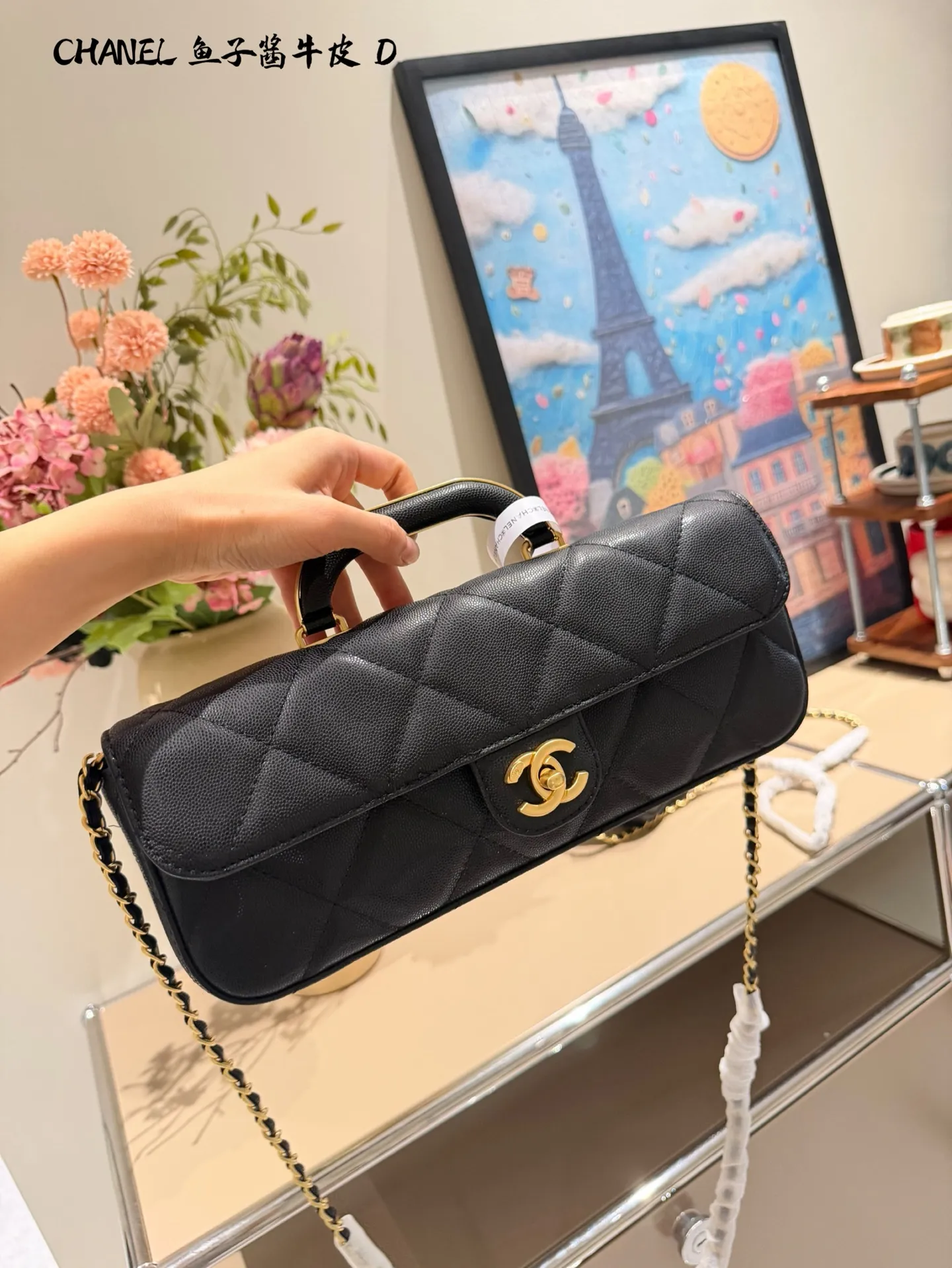 香奈儿手柄口盖包​​p230p240 🤍香奈儿手柄口盖包，经典菱格纹+鱼子酱牛皮，耐磨又高级！金色双C标志超有辨识度✨，手柄设计手提or单肩都OK，日常出行、约会都能轻松驾驭。内部虽小但能装下口红、钥匙等小物，实用又时髦，是香奈儿热门款，优雅气质满分！17cm28cm双盒包装