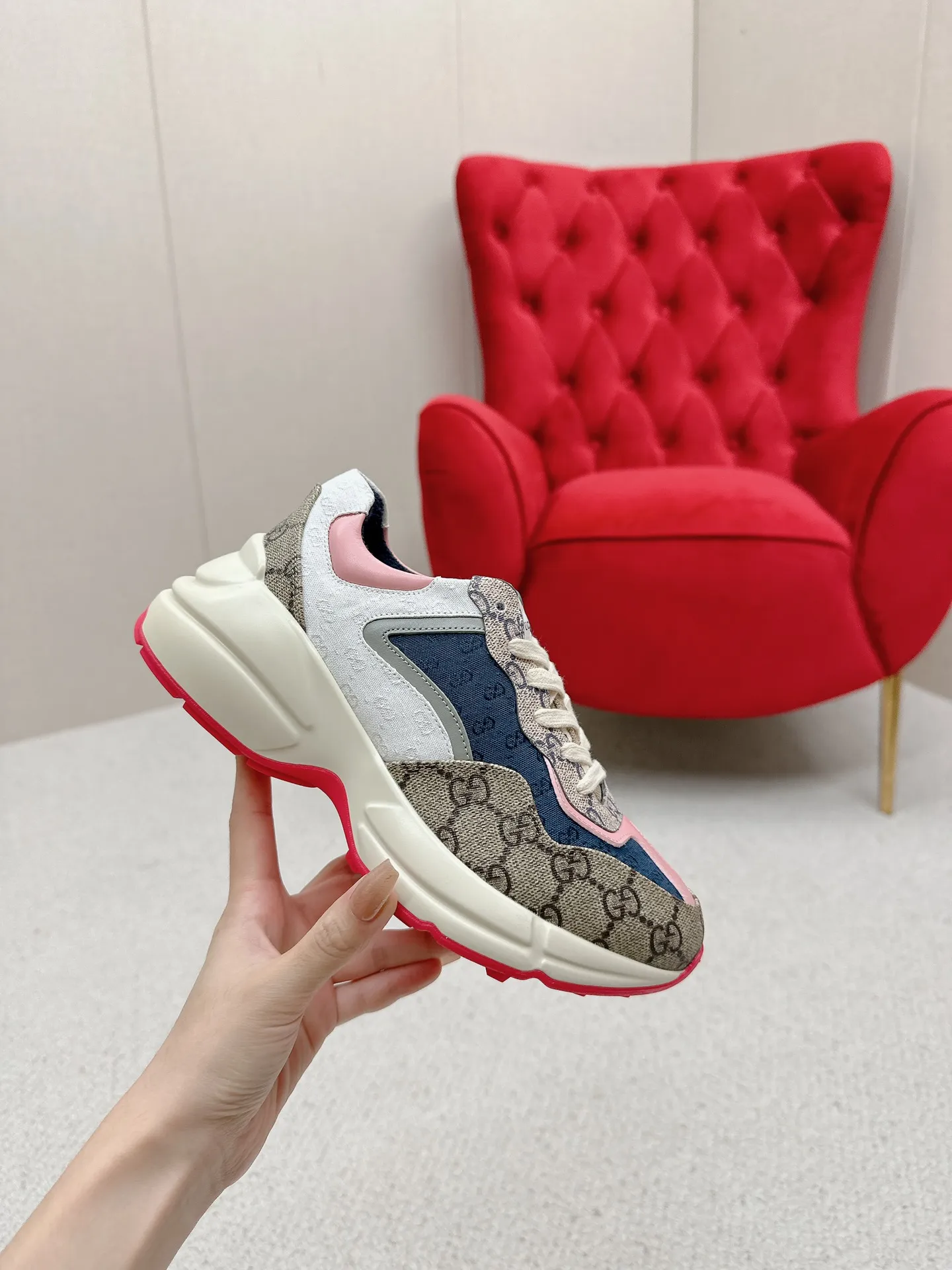 橙子出厂价💰135 【跑量主推款】Gucci 古驰 经典休闲男女运动鞋 增高厚底老爹鞋 情侣款 此款老爹鞋在今年仍然还是很受欢迎。对于爱美的人来说，鞋柜里不仅应该有一双白色的鞋子，还应该配有一双又帅又凹的老爹鞋！它的设计非常耐用，鞋底感觉非常柔软。穿在脚上既防滑又耐磨，而且用途广泛。为了显示自己的身高，老爹鞋子也是一个不错的选择。这款GUCCI是很好看的米白色，超级百搭。不挑衣服穿，也不挑包，随便搭。它穿上脚超级舒服，很软，还可以增高。 码数：34-45男女同款