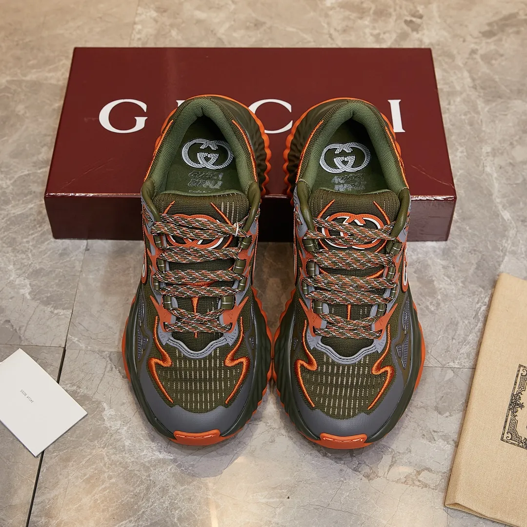 p380 古驰 / Gucci Gucci Ripple系列 运动鞋男女士35-46 早秋系列以现代视角焕新诠释品牌经典设计元素和精致图案。这款厚底运动鞋以轻薄双色网布匠心打造,巧妙融入撞色互扣式双G和闪电橡胶细节,洋溢着浓浓的科技感。 绿色和黄色网布 刺绣细节 互扣式双G和闪电橡胶细节 橡胶鞋底 鞋底饰Gucci互扣式双G标识细节 互扣式双G橡胶标识 多色鞋带 另附一副鞋带 系带式 低跟