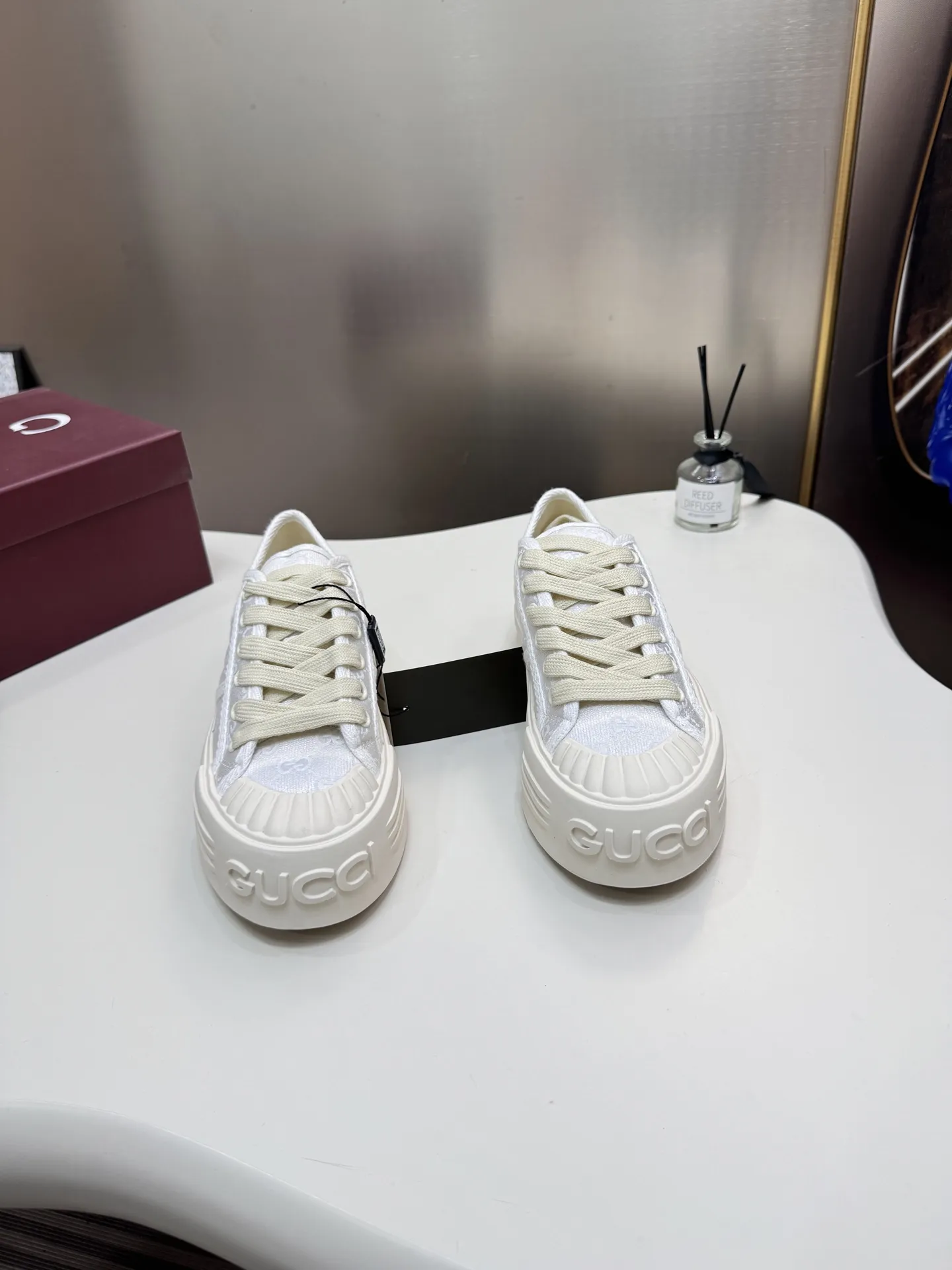 橙子出厂价💰130 Gucci古驰 25ss 最新款Lido系列 情侣款 帆布 织带 做旧 休闲 运动鞋 小脏鞋 滑板鞋 古驰 运动 休闲 帆布 原版购入开发 做货 这款单品出自Gucci Lido系列，设计灵感源自意大利海岸的夏日风情和海滩俱乐部。 早秋系列以现代视角焕新诠释品牌经典设计元素和精致图案。 这款低帮运动鞋以黑色棉质织物匠心打造，鞋底周围采用轻微做旧效果，鞋底巧妙融入GG图案和标识，鞋头缀饰Gucci印花压纹标识 面料: 原版定制高密度帆布 内里: 原版定制高密度帆布 大底: 原版开模防滑橡胶材质 底厚: 4.5CM Size: #女款35-40