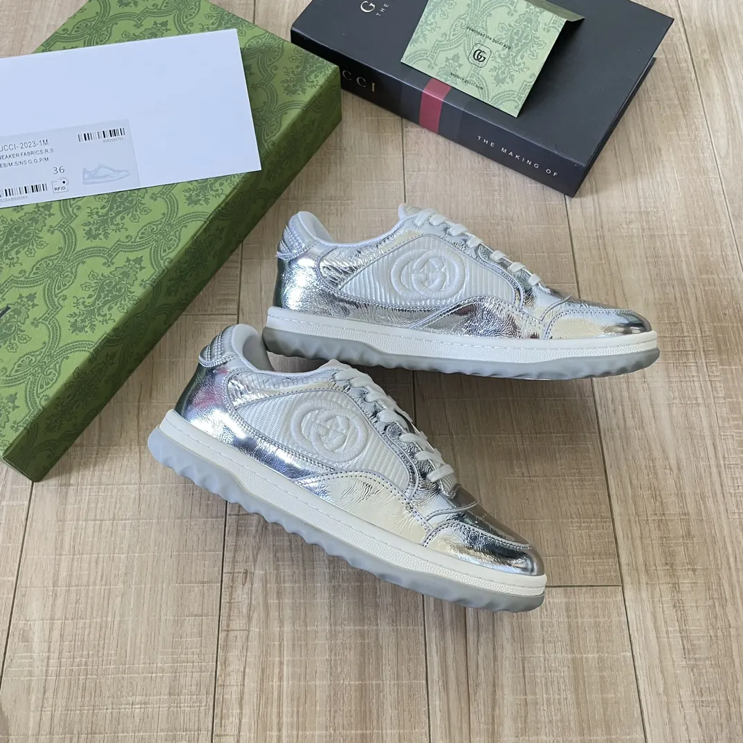 橙子出厂价💰115 Gucci 古驰春夏新款 MAC80系列 情侣款运动鞋 休闲鞋小白鞋 精致小巧的互扣式双G标识浪漫诠释此系列的美学理念。选用米白色皮革,复古灵感巧妙融于运动鞋设计,焕新演绎品牌标识。 面料:原版定制进口头层牛皮 内里:原版定制进口透气网里 大底:原版开模双色TPU大底 码数:35-44