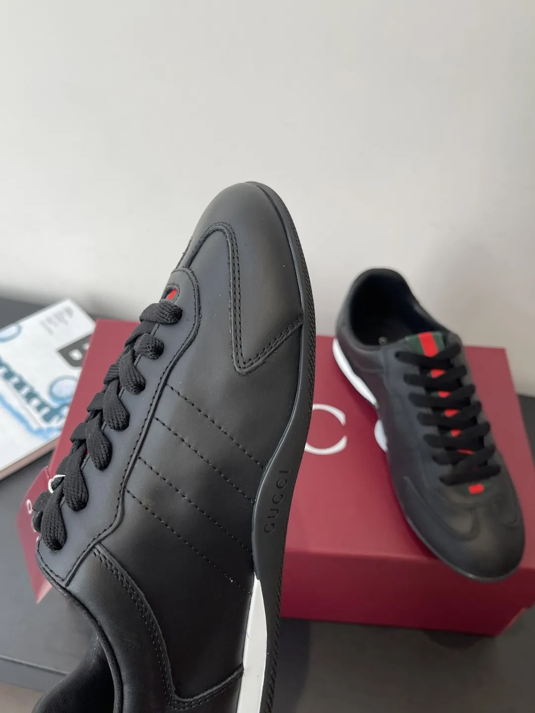 橙子出厂价💰145 男码暂未出货 Gucci 古驰 Shift系列 复古 德训鞋 休闲 运动鞋 阿甘鞋 Gucci Shift系列全新上市 轻盈设计焕新诠释运动风尚 利落廓形更添自在本色 行动间彰显精致质感 织带细节宛如一道延绵不绝的饰带贯穿于整个设计 侧边缝线细节增添点睛之笔 面料原版定制进口头层牛皮 内里原版定制柔软羊皮里 码数 35-44