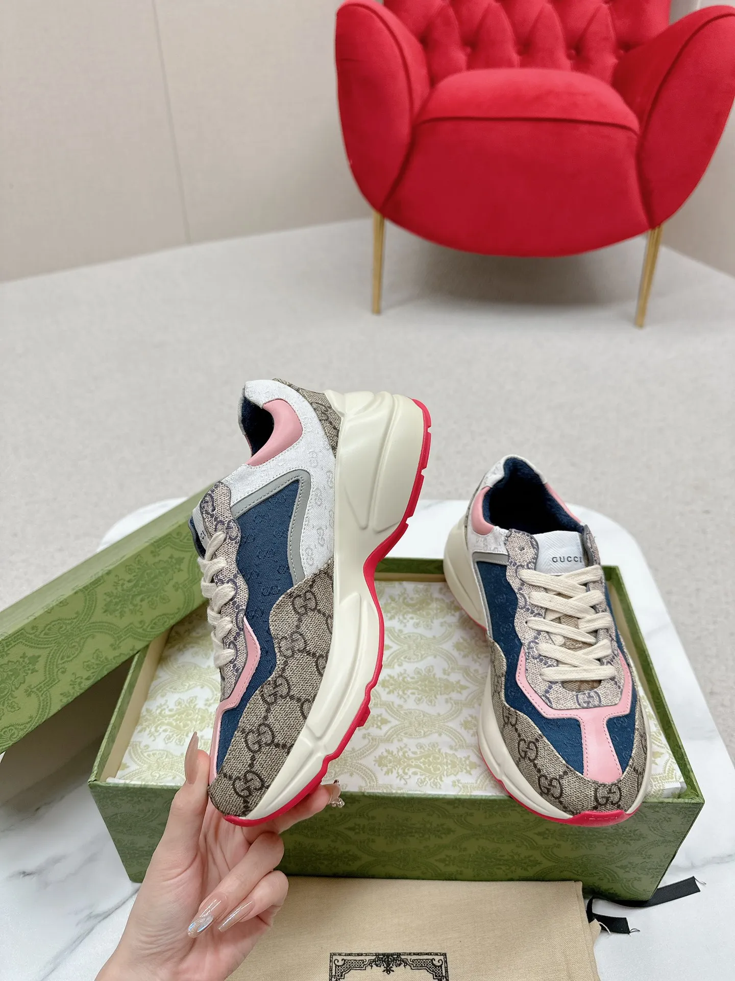 橙子出厂价💰135 【跑量主推款】Gucci 古驰 经典休闲男女运动鞋 增高厚底老爹鞋 情侣款 此款老爹鞋在今年仍然还是很受欢迎。对于爱美的人来说,鞋柜里不仅应该有一双白色的鞋子,还应该配有一双又帅又凹的老爹鞋!它的设计非常耐用,鞋底感觉非常柔软。穿在脚上既防滑又耐磨,而且用途广泛。为了显示自己的身高,老爹鞋子也是一个不错的选择。这款GUCCI是很好看的米白色,超级百搭。不挑衣服穿,也不挑包,随便搭。它穿上脚超级舒服,很软,还可以增高。 码数:34-45男女同款