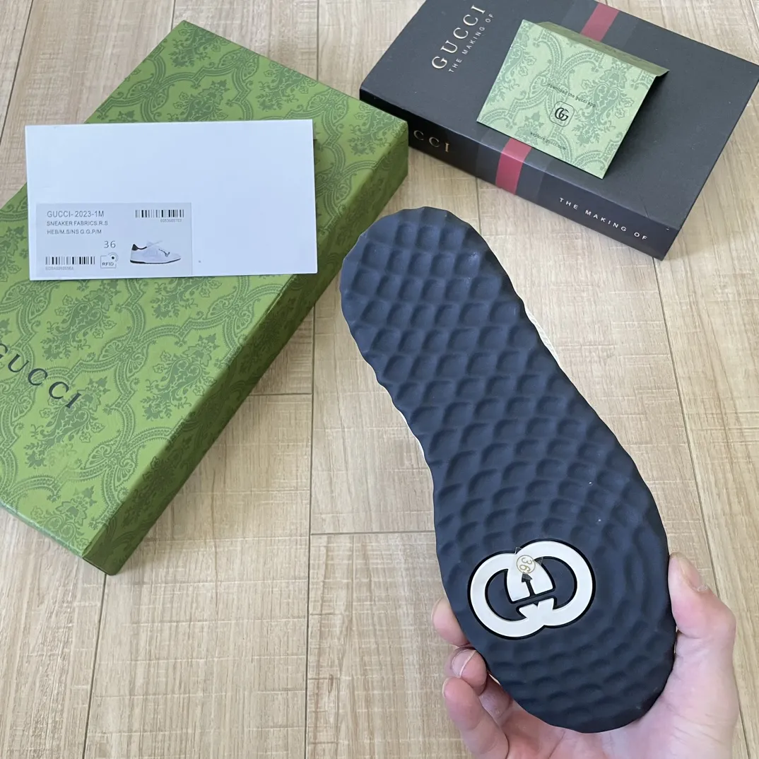 橙子出厂价💰115 Gucci 古驰春夏新款 MAC80系列 情侣款运动鞋 休闲鞋小白鞋 精致小巧的互扣式双G标识浪漫诠释此系列的美学理念。选用米白色皮革，复古灵感巧妙融于运动鞋设计，焕新演绎品牌标识。 面料：原版定制进口头层牛皮 内里：原版定制进口透气网里 大底：原版开模双色TPU大底 码数：35-44