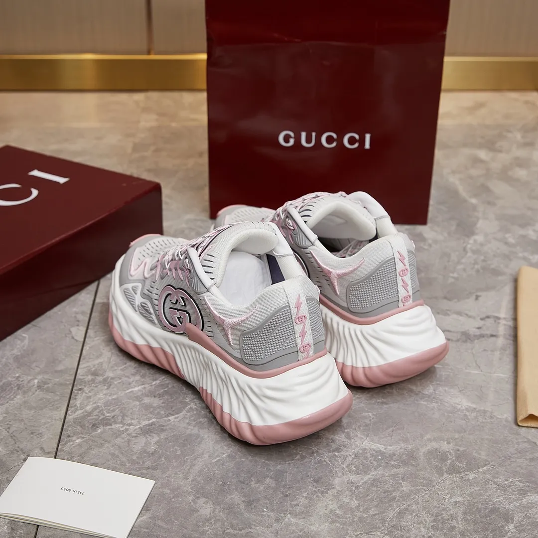 p380 古驰 / Gucci Gucci Ripple系列 运动鞋男女士35-46 早秋系列以现代视角焕新诠释品牌经典设计元素和精致图案。这款厚底运动鞋以轻薄双色网布匠心打造，巧妙融入撞色互扣式双G和闪电橡胶细节，洋溢着浓浓的科技感。 绿色和黄色网布 刺绣细节 互扣式双G和闪电橡胶细节 橡胶鞋底 鞋底饰Gucci互扣式双G标识细节 互扣式双G橡胶标识 多色鞋带 另附一副鞋带 系带式 低跟