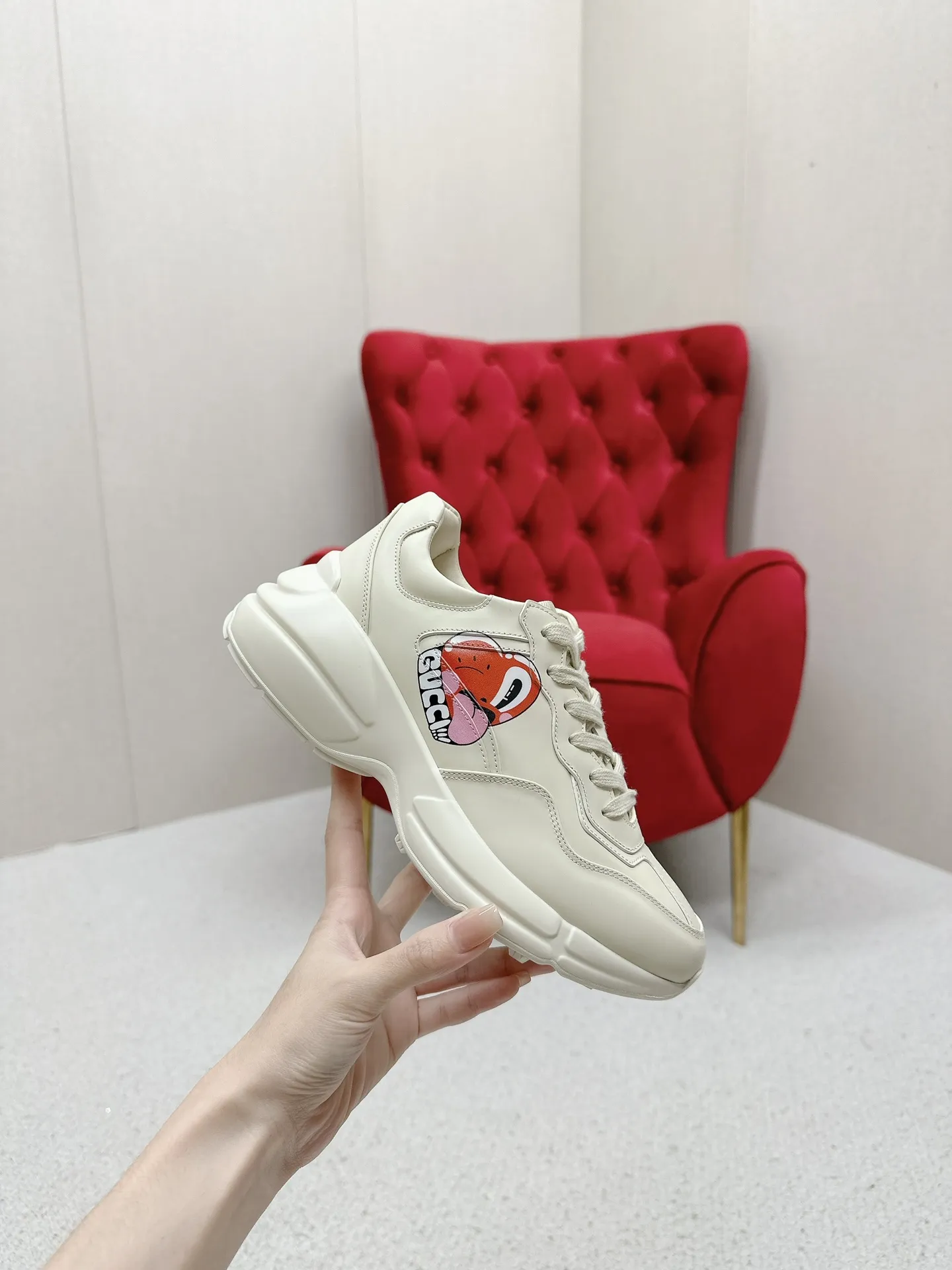 橙子出厂价💰135 【跑量主推款】Gucci 古驰 经典休闲男女运动鞋 增高厚底老爹鞋 情侣款 此款老爹鞋在今年仍然还是很受欢迎。对于爱美的人来说,鞋柜里不仅应该有一双白色的鞋子,还应该配有一双又帅又凹的老爹鞋!它的设计非常耐用,鞋底感觉非常柔软。穿在脚上既防滑又耐磨,而且用途广泛。为了显示自己的身高,老爹鞋子也是一个不错的选择。这款GUCCI是很好看的米白色,超级百搭。不挑衣服穿,也不挑包,随便搭。它穿上脚超级舒服,很软,还可以增高。 码数:34-45男女同款