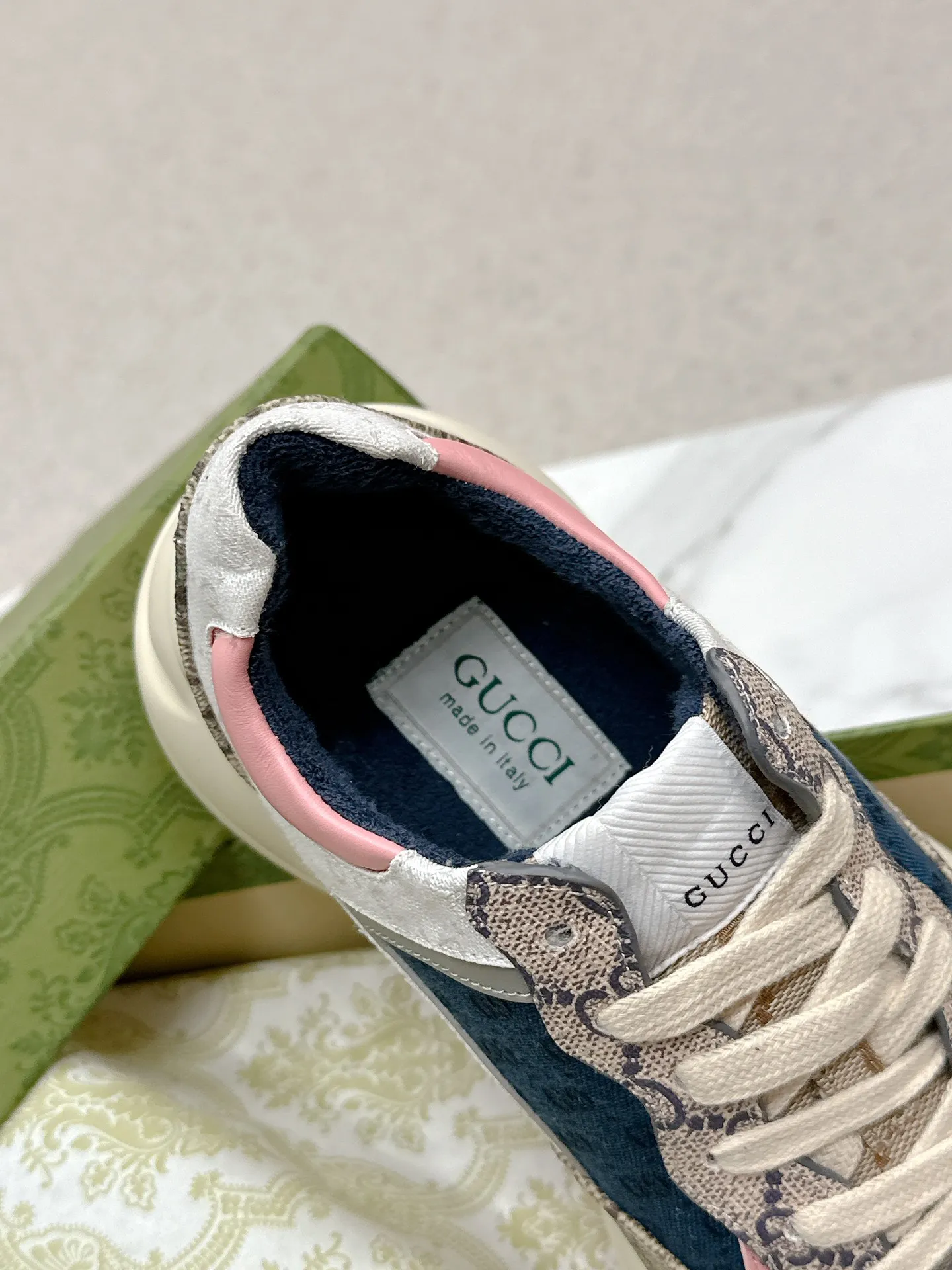 橙子出厂价💰135 【跑量主推款】Gucci 古驰 经典休闲男女运动鞋 增高厚底老爹鞋 情侣款 此款老爹鞋在今年仍然还是很受欢迎。对于爱美的人来说,鞋柜里不仅应该有一双白色的鞋子,还应该配有一双又帅又凹的老爹鞋!它的设计非常耐用,鞋底感觉非常柔软。穿在脚上既防滑又耐磨,而且用途广泛。为了显示自己的身高,老爹鞋子也是一个不错的选择。这款GUCCI是很好看的米白色,超级百搭。不挑衣服穿,也不挑包,随便搭。它穿上脚超级舒服,很软,还可以增高。 码数:34-45男女同款