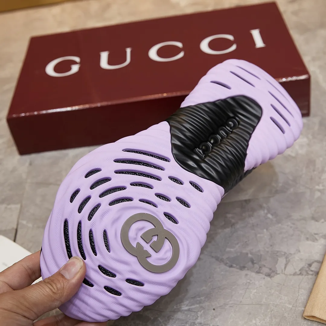 p380 古驰 / Gucci Gucci Ripple系列 运动鞋男女士35-46 早秋系列以现代视角焕新诠释品牌经典设计元素和精致图案。这款厚底运动鞋以轻薄双色网布匠心打造,巧妙融入撞色互扣式双G和闪电橡胶细节,洋溢着浓浓的科技感。 绿色和黄色网布 刺绣细节 互扣式双G和闪电橡胶细节 橡胶鞋底 鞋底饰Gucci互扣式双G标识细节 互扣式双G橡胶标识 多色鞋带 另附一副鞋带 系带式 低跟