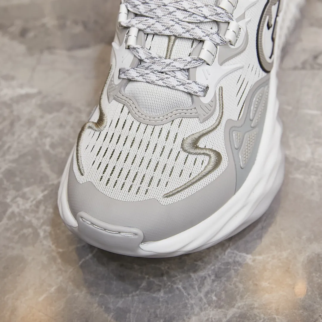 p380 古驰 / Gucci Gucci Ripple系列 运动鞋男女士35-46 早秋系列以现代视角焕新诠释品牌经典设计元素和精致图案。这款厚底运动鞋以轻薄双色网布匠心打造，巧妙融入撞色互扣式双G和闪电橡胶细节，洋溢着浓浓的科技感。 绿色和黄色网布 刺绣细节 互扣式双G和闪电橡胶细节 橡胶鞋底 鞋底饰Gucci互扣式双G标识细节 互扣式双G橡胶标识 多色鞋带 另附一副鞋带 系带式 低跟