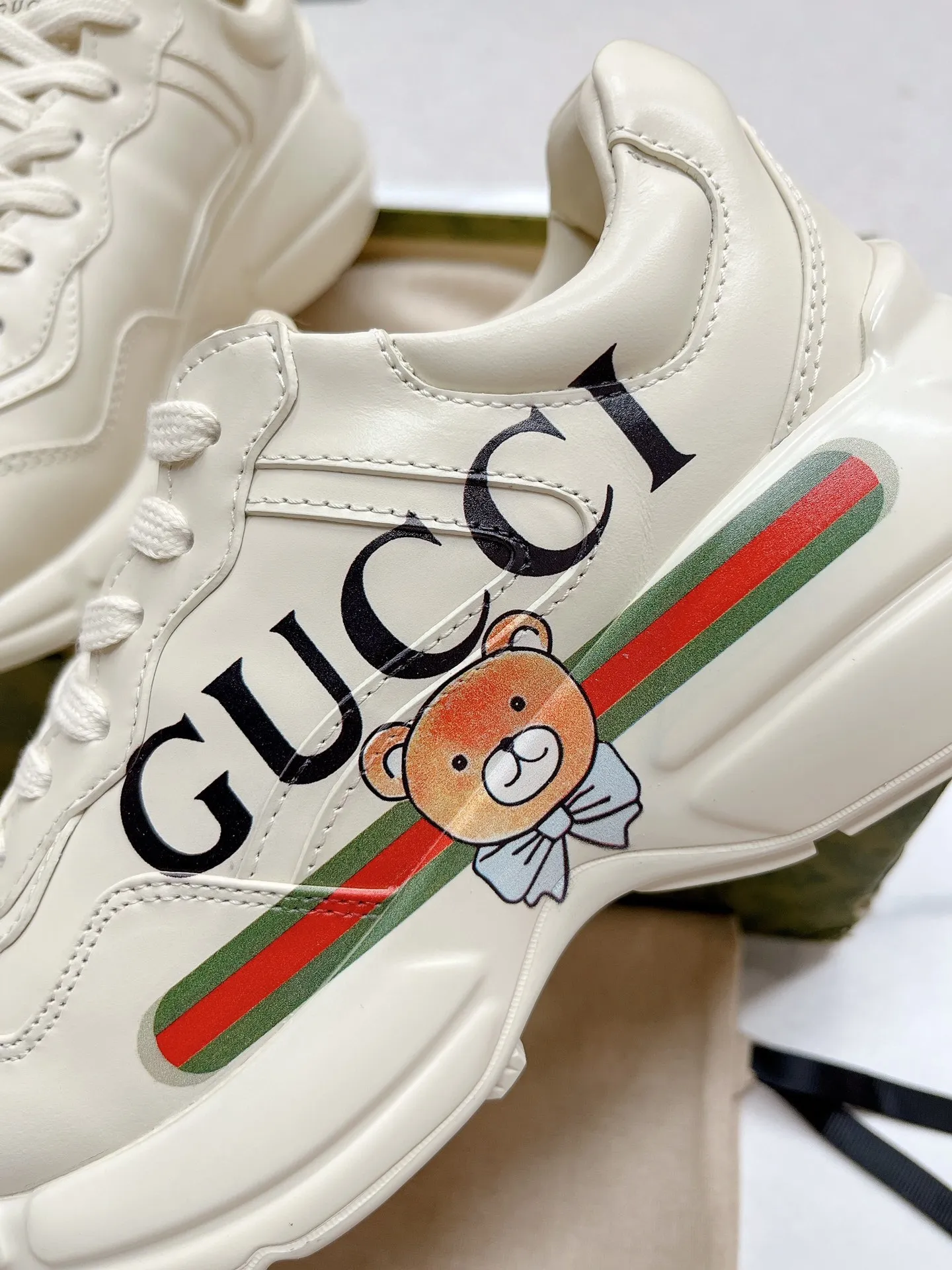 橙子出厂价💰135 【跑量主推款】Gucci 古驰 经典休闲男女运动鞋 增高厚底老爹鞋 情侣款 此款老爹鞋在今年仍然还是很受欢迎。对于爱美的人来说,鞋柜里不仅应该有一双白色的鞋子,还应该配有一双又帅又凹的老爹鞋!它的设计非常耐用,鞋底感觉非常柔软。穿在脚上既防滑又耐磨,而且用途广泛。为了显示自己的身高,老爹鞋子也是一个不错的选择。这款GUCCI是很好看的米白色,超级百搭。不挑衣服穿,也不挑包,随便搭。它穿上脚超级舒服,很软,还可以增高。 码数:34-45男女同款