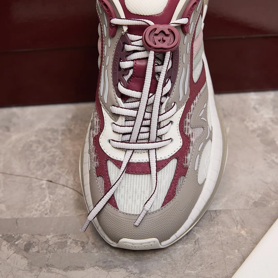 p460 古驰 / Gucci Gucci 2.0男女士运动鞋 35-45 (男码先出) Gucci 2.0运动鞋焕新演绎品牌标志性条纹织带元素。这款运动鞋焕新诠释标志性细节,采用EVA厚鞋底,搭配灵动廓形,带来稳步舒适穿着体验。 灰色和蓝色网眼布和皮革 皮革衬里 GG反光滚边 加衬织带 饰GG EVA橡胶鞋底 系带固定,配有互扣式双G鞋带