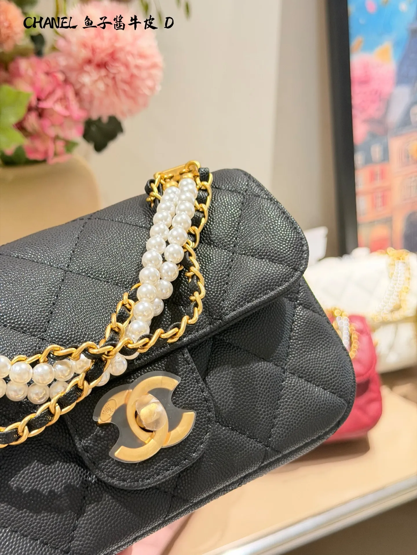 p240 香奈儿珍珠链条方胖子​​ 🖤香奈儿24P珍珠链条方胖子，鱼子酱小牛皮经典菱格纹，金色双C扣超有辨识度✨。珍珠链条设计，手提、单肩、斜挎都OK，17&times;12.5&times;5cm容量刚好，日常出行超实用！小羊皮柔软但要注意保养哦～珍珠链条是季节限定，时髦又实用，是香奈儿热门断货款，超适合精致女孩入手！💼双盒包装