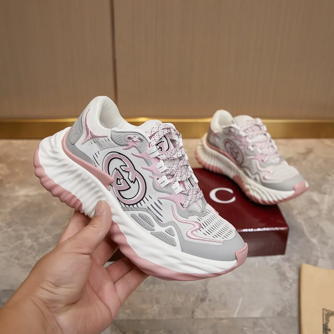 p380 古驰 / Gucci Gucci Ripple系列 运动鞋男女士35-46 早秋系列以现代视角焕新诠释品牌经典设计元素和精致图案。这款厚底运动鞋以轻薄双色网布匠心打造,巧妙融入撞色互扣式双G和闪电橡胶细节,洋溢着浓浓的科技感。 绿色和黄色网布 刺绣细节 互扣式双G和闪电橡胶细节 橡胶鞋底 鞋底饰Gucci互扣式双G标识细节 互扣式双G橡胶标识 多色鞋带 另附一副鞋带 系带式 低跟