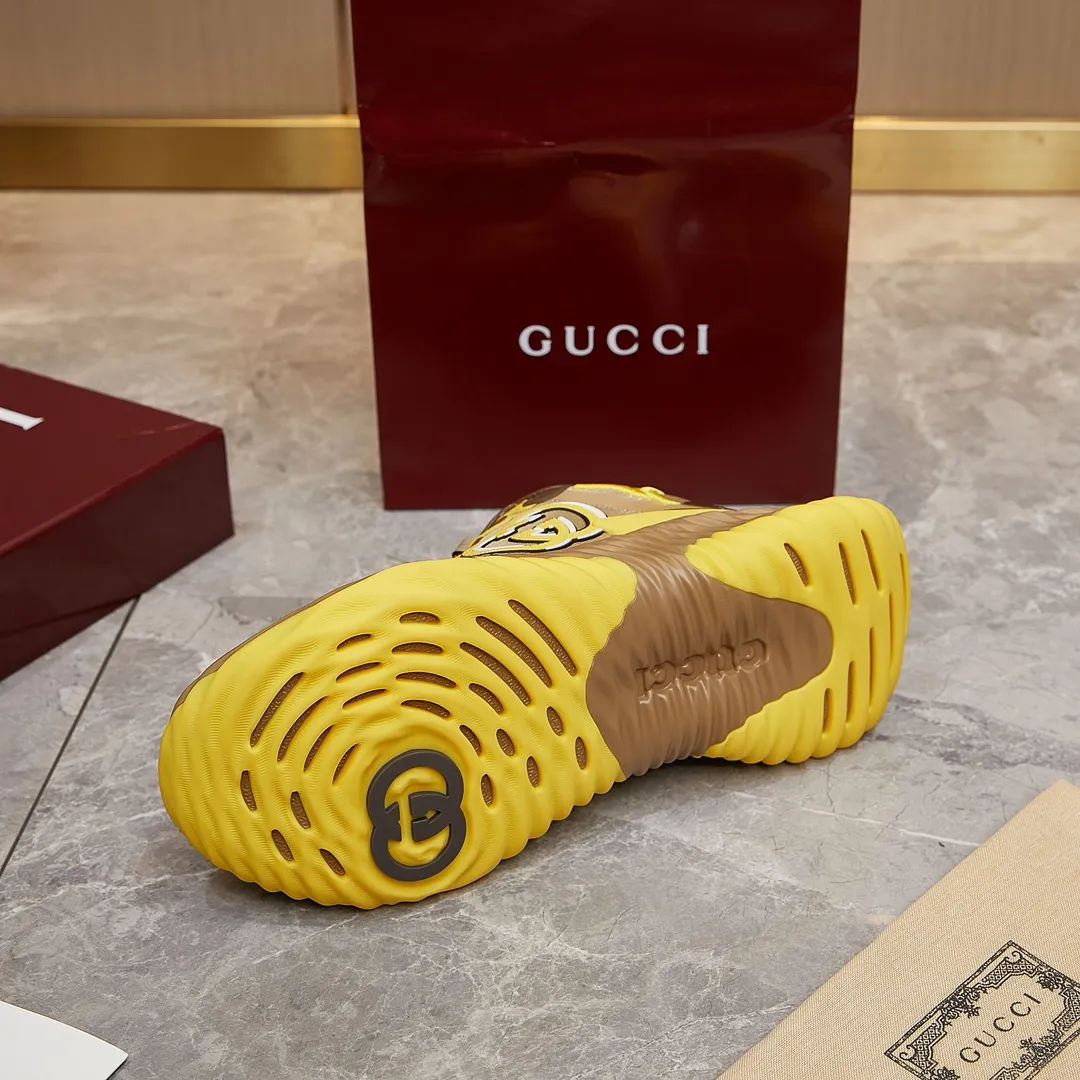 p380 古驰 / Gucci Gucci Ripple系列 运动鞋男女士35-46 早秋系列以现代视角焕新诠释品牌经典设计元素和精致图案。这款厚底运动鞋以轻薄双色网布匠心打造,巧妙融入撞色互扣式双G和闪电橡胶细节,洋溢着浓浓的科技感。 绿色和黄色网布 刺绣细节 互扣式双G和闪电橡胶细节 橡胶鞋底 鞋底饰Gucci互扣式双G标识细节 互扣式双G橡胶标识 多色鞋带 另附一副鞋带 系带式 低跟