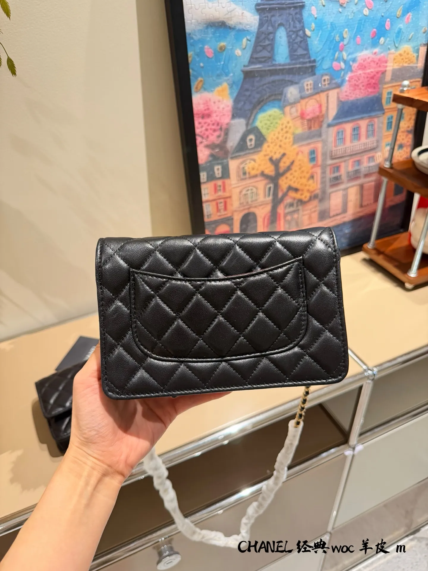 p175 香奈儿黑色WOC羊皮链条包​​ 🖤香奈儿WOC羊皮链条包，经典菱格纹+柔软小羊皮，触感超细腻，黑银配色低调又高级✨。尺寸19&times;13&times;5cm，内部有卡位、拉链暗格，能装手机、口红等日常小物，链条可手提、单肩或斜挎，通勤、约会、正式场合都能轻松驾驭💼。羊皮材质需注意保养，避免刮擦和水渍哦！双盒