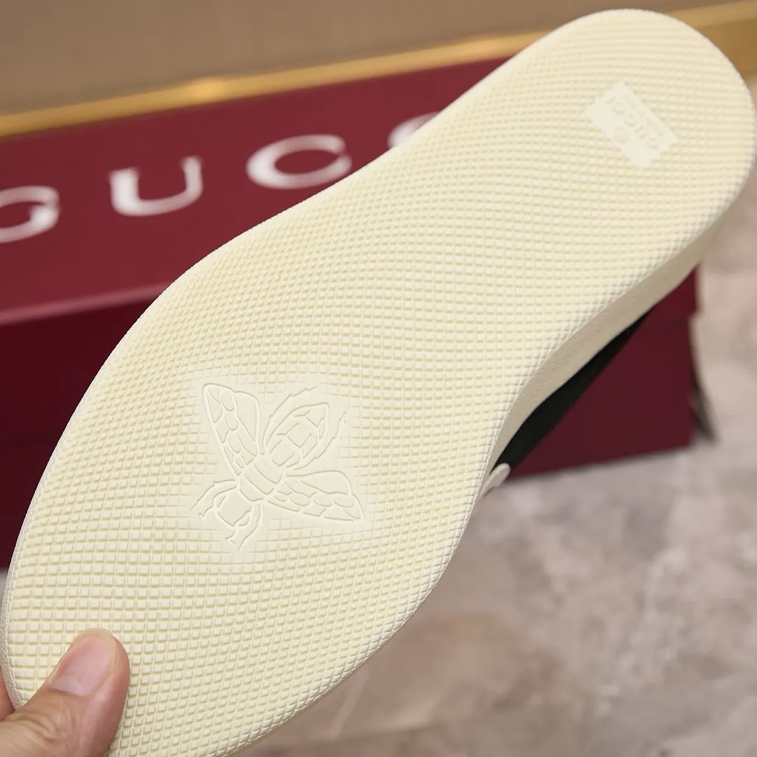 p260 古驰 / Gucci 古驰G75 运动鞋男女士 35-45 古驰滑板鞋 这款运动鞋从70年代的复古篮球鞋中汲取灵感,鞋身醒目点缀互扣式双G标识。这款设计甄选柔软牛皮革精制而成,巧妙融入镂空牛皮革镶饰。 镂空牛皮革镶饰 牛皮革衬里 橡胶鞋底 另附一副鞋带 互扣式双G细节 系带固定 平底 跟高:3厘米