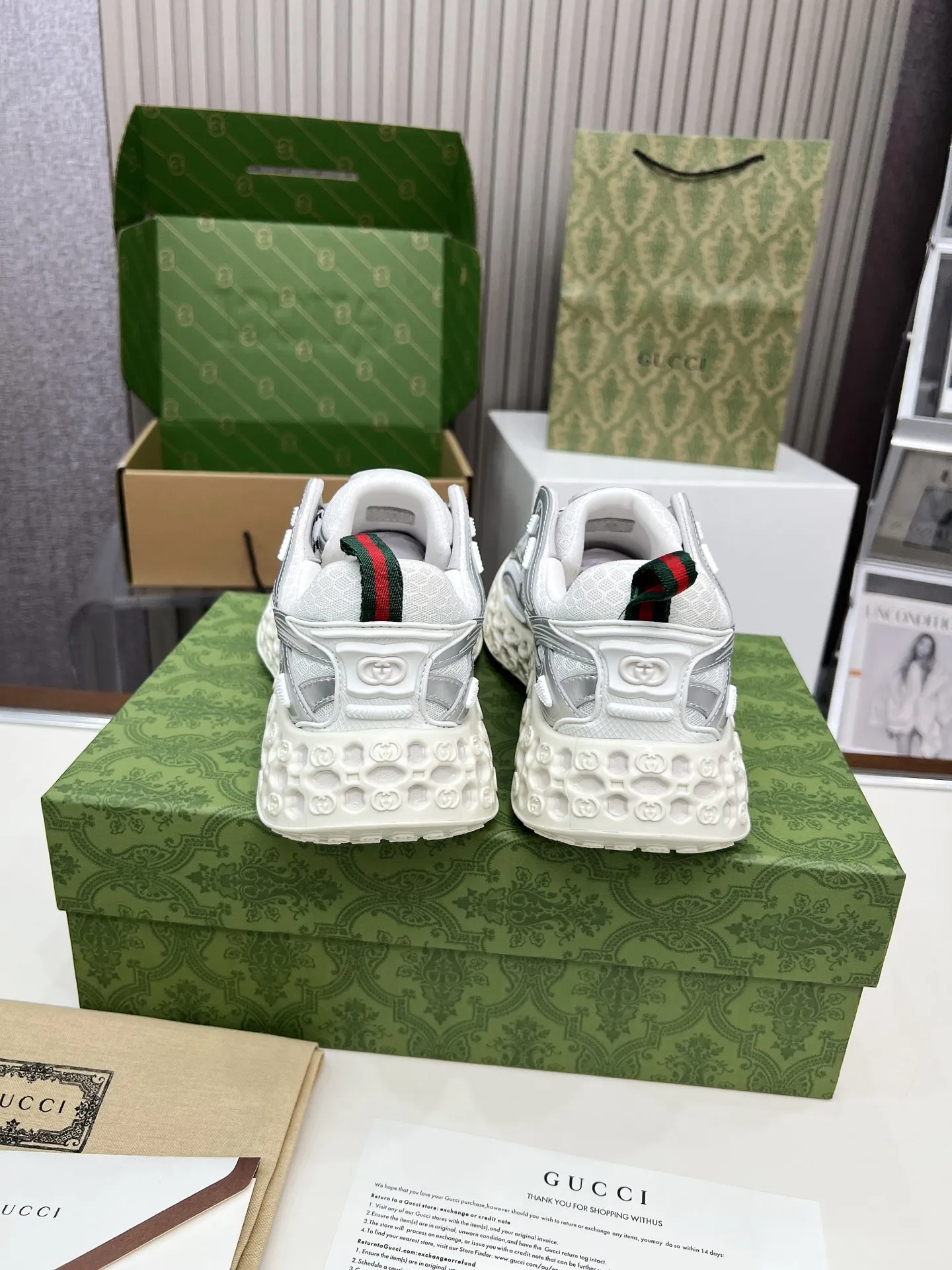 工厂价400❤️&zwj;🔥❤️&zwj;🔥❤️&zwj;🔥Gucci&mdash;&mdash;❤️&zwj;cub3d🔥❤️&zwj;🔥❤️&zwj;🔥运动鞋重金打造❤️&zwj;🔥❤️&zwj;🔥❤️&zwj;🔥焕新演绎品牌标志性条纹织带元素😍😍当复古基因撞上未来感设计🎊🎊这双古驰新鞋直接把潮流阈值拉满💥 ✔️配色卡龙撞色+经典条纹，GG反光滚边，视觉冲击拿捏，出街自带高光滤镜 ✔️ 结构多层异材质拼接，网纱透气、皮革定型，大底EVA发泡及TPU组合😍😍😍时髦与实用双在线 ✔️ 细节做双G中底+标志性双G锁扣鞋带，复古DNA疯狂躁动，每一步都踩在潮流审美上❤️❤️❤️❤️ 配码：男39-45