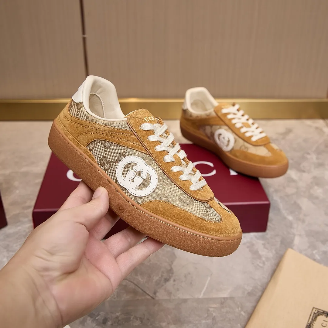 p260 古驰 / Gucci 古驰G75 运动鞋男女士 35-45 古驰滑板鞋 这款运动鞋从70年代的复古篮球鞋中汲取灵感,鞋身醒目点缀互扣式双G标识。这款设计甄选柔软牛皮革精制而成,巧妙融入镂空牛皮革镶饰。 镂空牛皮革镶饰 牛皮革衬里 橡胶鞋底 另附一副鞋带 互扣式双G细节 系带固定 平底 跟高:3厘米