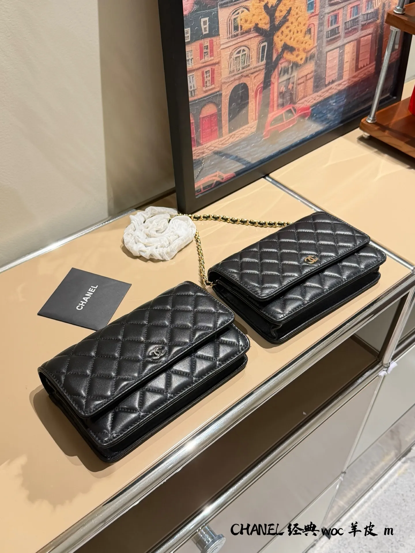 p175 香奈儿黑色WOC羊皮链条包 🖤香奈儿WOC羊皮链条包,经典菱格纹+柔软小羊皮,触感超细腻,黑银配色低调又高级✨。尺寸19×13×5cm,内部有卡位、拉链暗格,能装手机、口红等日常小物,链条可手提、单肩或斜挎,通勤、约会、正式场合都能轻松驾驭💼。羊皮材质需注意保养,避免刮擦和水渍哦!双盒