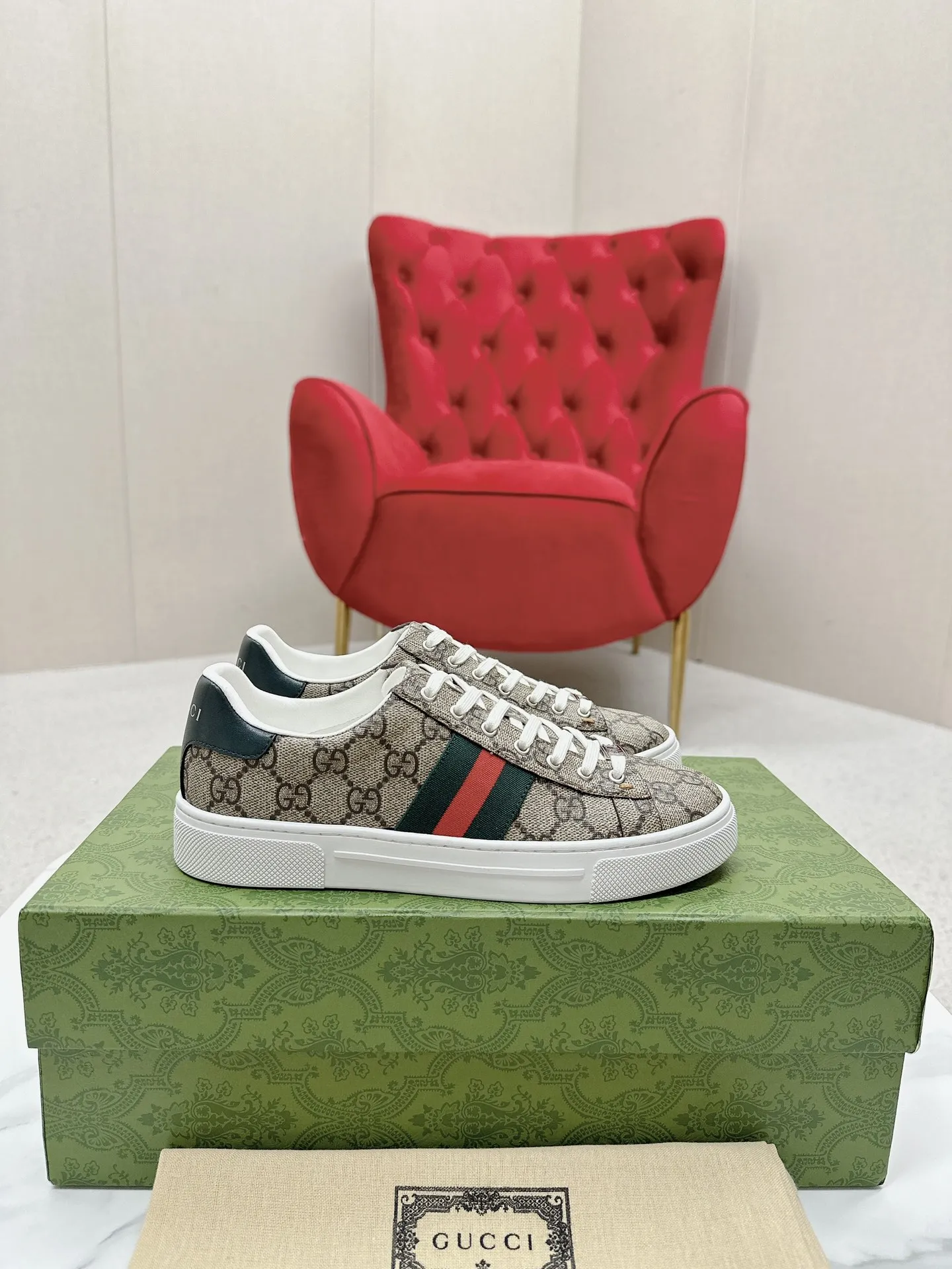 橙子出厂价💰120 GUCCI 古驰 最新Ace系列饰织带运动鞋 休闲鞋板鞋 小白鞋 情侣款 自问世以来,Ace系列运动鞋延续品牌叙事,匠心成就主打单品。全新系列呈现特色低帮设计,搭配别致细节,焕新诠释运 动鞋版型。系带固定处饰以“ACE”金属标牌,加厚构造精致塑 就挺括鞋型。Gucc*经典红绿条纹织带令整款设计更添魅力。 码数:35-45