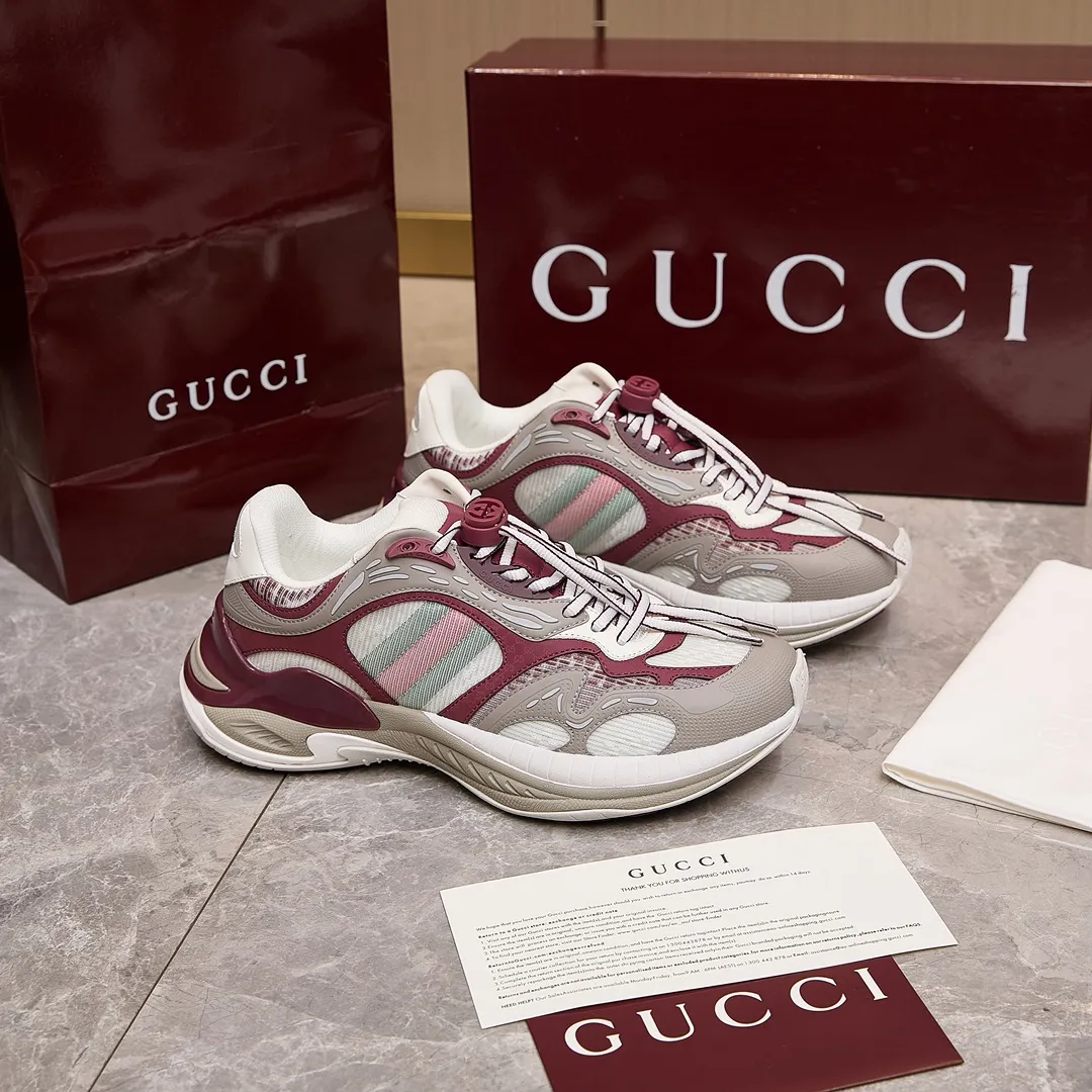 p460 古驰 / Gucci Gucci 2.0男女士运动鞋 35-45 (男码先出) Gucci 2.0运动鞋焕新演绎品牌标志性条纹织带元素。这款运动鞋焕新诠释标志性细节,采用EVA厚鞋底,搭配灵动廓形,带来稳步舒适穿着体验。 灰色和蓝色网眼布和皮革 皮革衬里 GG反光滚边 加衬织带 饰GG EVA橡胶鞋底 系带固定,配有互扣式双G鞋带