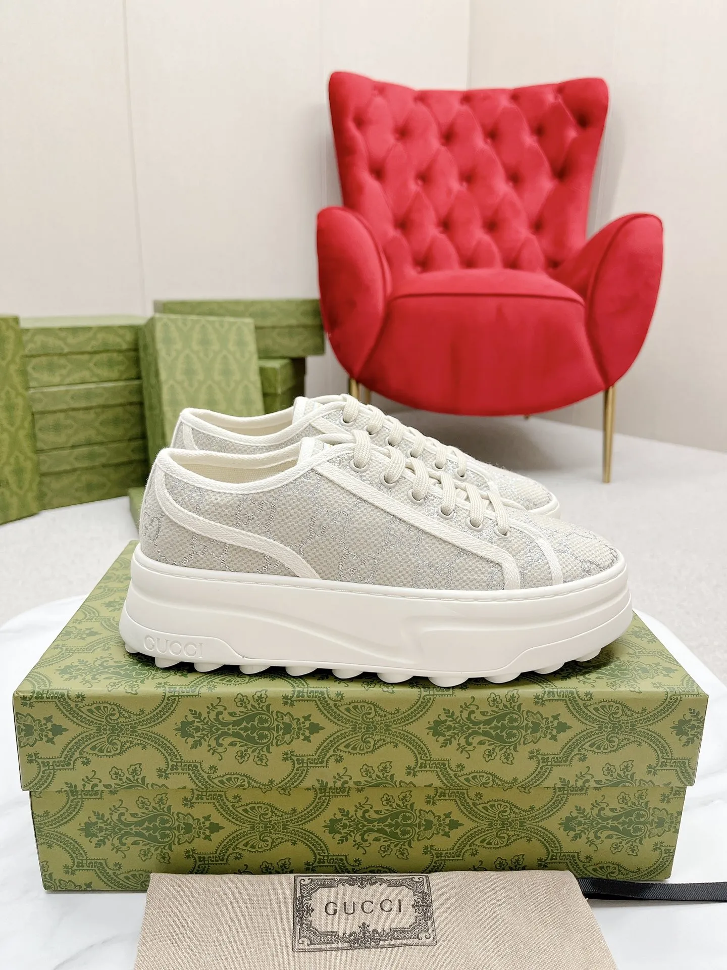 橙子出厂价💰110 GUCCI 古驰 经典刺绣GG低帮老花厚底帆布鞋 休闲鞋板鞋 情侣款 这件亮眼吸睛的单品从网球世界中汲取创作灵感。这款运动鞋采用同色调米色和乌木色经典GG帆布制成，厚实鞋底和撞色织物滚边流露现代美感。 鞋面：经典GG帆布 大底：互扣式双G橡胶大底 底厚：5CM 码数：35-44