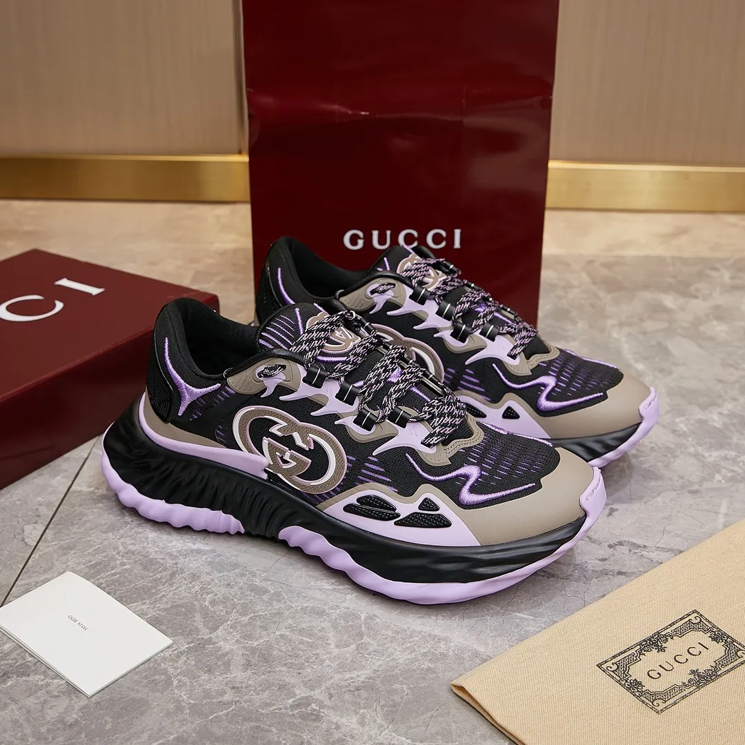 p380 古驰 / Gucci Gucci Ripple系列 运动鞋男女士35-46 早秋系列以现代视角焕新诠释品牌经典设计元素和精致图案。这款厚底运动鞋以轻薄双色网布匠心打造，巧妙融入撞色互扣式双G和闪电橡胶细节，洋溢着浓浓的科技感。 绿色和黄色网布 刺绣细节 互扣式双G和闪电橡胶细节 橡胶鞋底 鞋底饰Gucci互扣式双G标识细节 互扣式双G橡胶标识 多色鞋带 另附一副鞋带 系带式 低跟