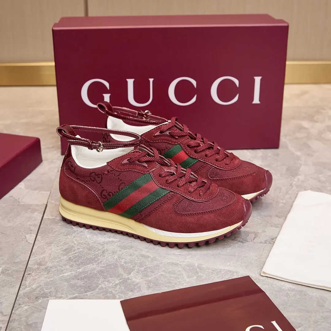 P320 古驰 / Gucci Gucci Re-Motion系列女士运动鞋 35-40 古驰运动鞋 这款运动鞋采用动感十足的廓形，配以可拆卸可调节踝部绑带。轻盈且灵活的外底经过特殊处理，洋溢着浓郁的复古风情。标志性红绿织带令这件单品愈发饱满。 白色绒面材质 女士 GG尼龙 红绿织带 织物衬里 可拆卸可调节踝部绑带 饰互扣式双G和手写体Gucci标识橡胶外底 饰互扣式双G细节孔眼 鞋舌饰以高频压花工艺打造的3D立体Gucci字样标识和互扣式双G元素 系带固定