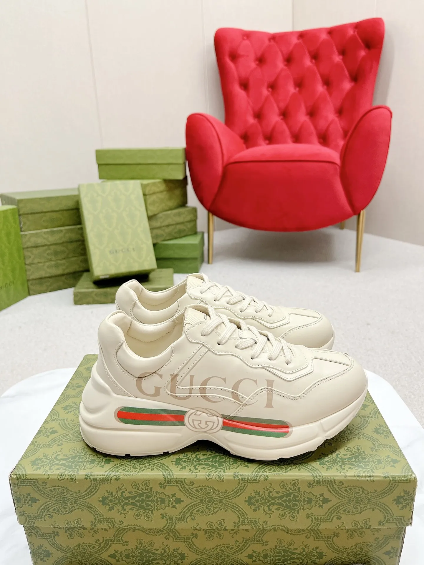 橙子出厂价💰135 【跑量主推款】Gucci 古驰 经典休闲男女运动鞋 增高厚底老爹鞋 情侣款 此款老爹鞋在今年仍然还是很受欢迎。对于爱美的人来说,鞋柜里不仅应该有一双白色的鞋子,还应该配有一双又帅又凹的老爹鞋!它的设计非常耐用,鞋底感觉非常柔软。穿在脚上既防滑又耐磨,而且用途广泛。为了显示自己的身高,老爹鞋子也是一个不错的选择。这款GUCCI是很好看的米白色,超级百搭。不挑衣服穿,也不挑包,随便搭。它穿上脚超级舒服,很软,还可以增高。 码数:34-45男女同款