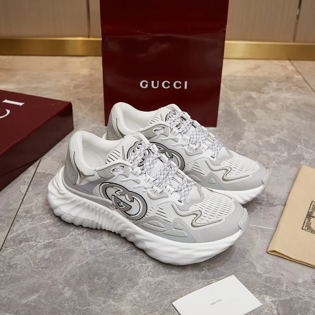 p380 古驰 / Gucci Gucci Ripple系列 运动鞋男女士35-46 早秋系列以现代视角焕新诠释品牌经典设计元素和精致图案。这款厚底运动鞋以轻薄双色网布匠心打造，巧妙融入撞色互扣式双G和闪电橡胶细节，洋溢着浓浓的科技感。 绿色和黄色网布 刺绣细节 互扣式双G和闪电橡胶细节 橡胶鞋底 鞋底饰Gucci互扣式双G标识细节 互扣式双G橡胶标识 多色鞋带 另附一副鞋带 系带式 低跟