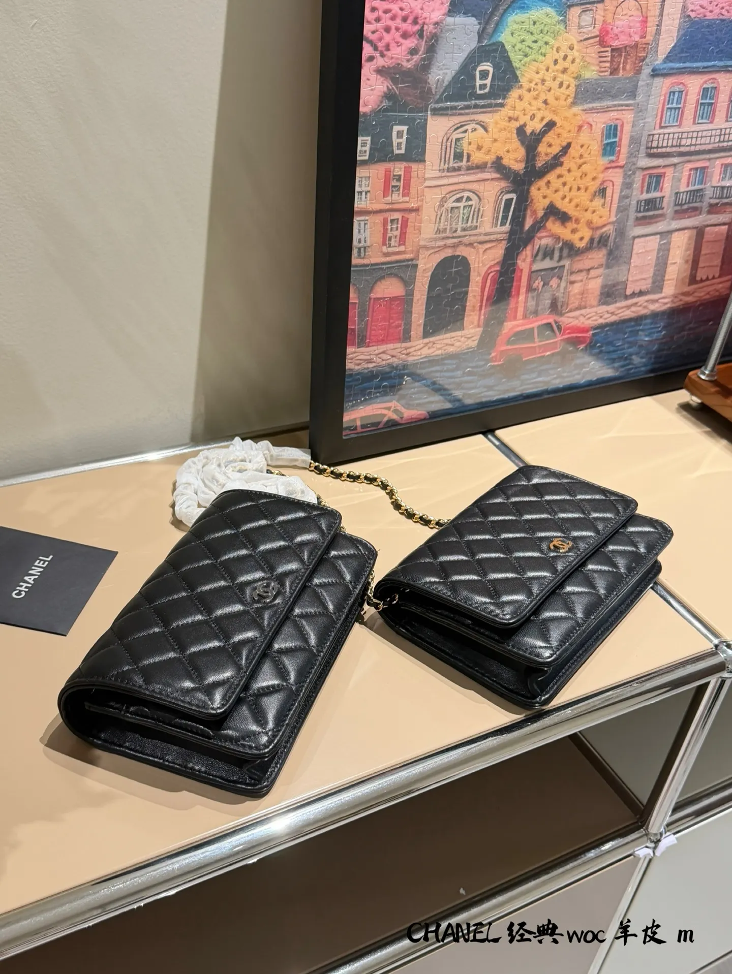 p175 香奈儿黑色WOC羊皮链条包 🖤香奈儿WOC羊皮链条包,经典菱格纹+柔软小羊皮,触感超细腻,黑银配色低调又高级✨。尺寸19×13×5cm,内部有卡位、拉链暗格,能装手机、口红等日常小物,链条可手提、单肩或斜挎,通勤、约会、正式场合都能轻松驾驭💼。羊皮材质需注意保养,避免刮擦和水渍哦!双盒
