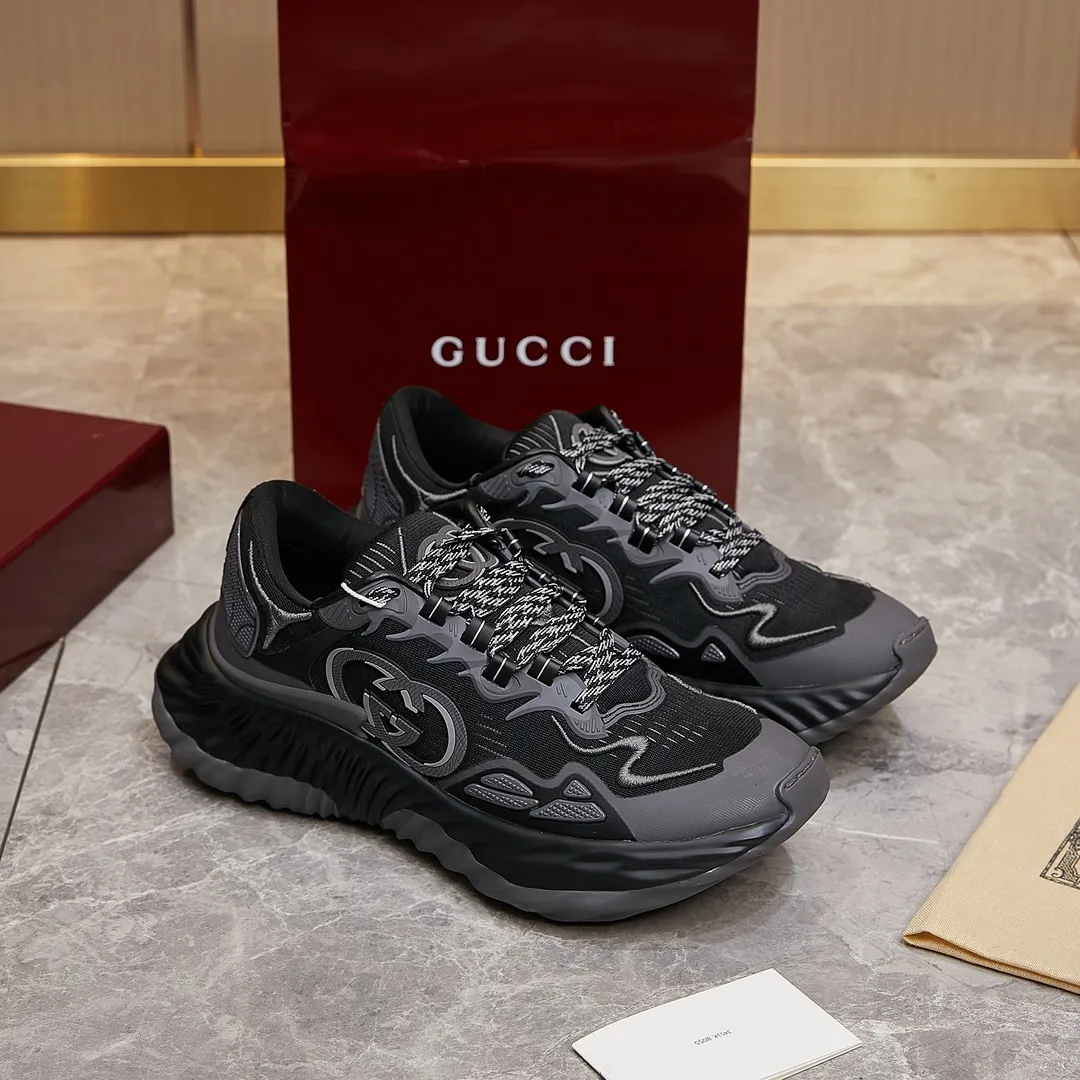 p380 古驰 / Gucci Gucci Ripple系列 运动鞋男女士35-46 早秋系列以现代视角焕新诠释品牌经典设计元素和精致图案。这款厚底运动鞋以轻薄双色网布匠心打造,巧妙融入撞色互扣式双G和闪电橡胶细节,洋溢着浓浓的科技感。 绿色和黄色网布 刺绣细节 互扣式双G和闪电橡胶细节 橡胶鞋底 鞋底饰Gucci互扣式双G标识细节 互扣式双G橡胶标识 多色鞋带 另附一副鞋带 系带式 低跟