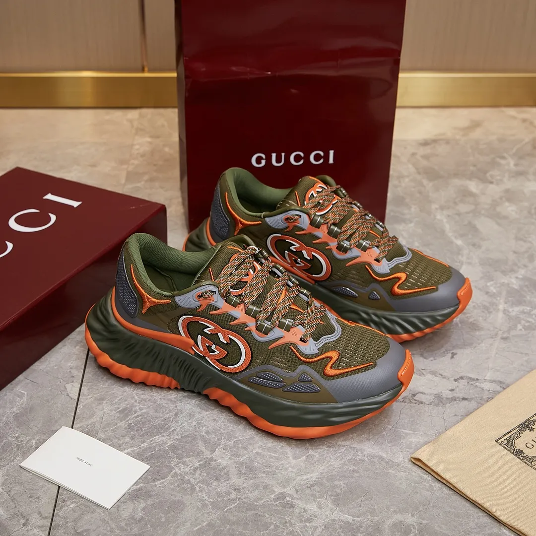 p380 古驰 / Gucci Gucci Ripple系列 运动鞋男女士35-46 早秋系列以现代视角焕新诠释品牌经典设计元素和精致图案。这款厚底运动鞋以轻薄双色网布匠心打造，巧妙融入撞色互扣式双G和闪电橡胶细节，洋溢着浓浓的科技感。 绿色和黄色网布 刺绣细节 互扣式双G和闪电橡胶细节 橡胶鞋底 鞋底饰Gucci互扣式双G标识细节 互扣式双G橡胶标识 多色鞋带 另附一副鞋带 系带式 低跟