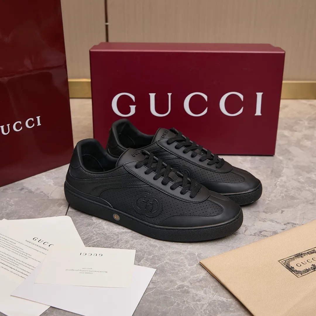 p260 古驰 / Gucci 古驰G75 运动鞋男女士 35-45 古驰滑板鞋 这款运动鞋从70年代的复古篮球鞋中汲取灵感,鞋身醒目点缀互扣式双G标识。这款设计甄选柔软牛皮革精制而成,巧妙融入镂空牛皮革镶饰。 镂空牛皮革镶饰 牛皮革衬里 橡胶鞋底 另附一副鞋带 互扣式双G细节 系带固定 平底 跟高:3厘米