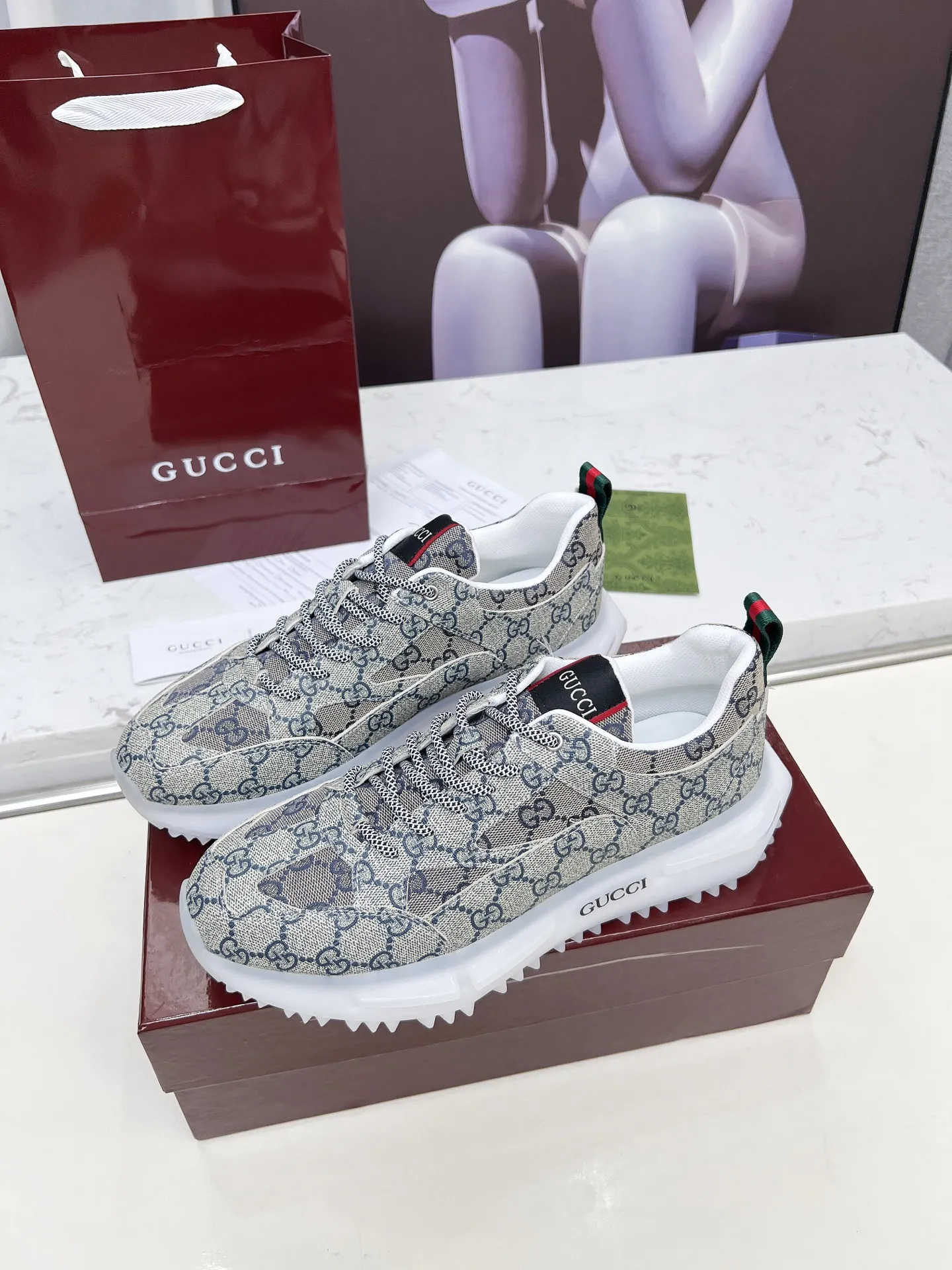 ❤️&zwj;🔥❤️&zwj;🔥❤️&zwj;🔥Gucci系列 2.0运动鞋重金打造❤️&zwj;🔥❤️&zwj;🔥❤️&zwj;🔥焕新演绎品牌标志性条纹织带元素😍😍当复古基因撞上未来感设计🎊🎊这双古驰新鞋直接把潮流阈值拉满💥 ✔️配色卡龙撞色+经典条纹，GG反光滚边，视觉冲击拿捏，出街自带高光滤镜 ✔️ 结构多层异材质拼接，网纱透气、皮革定型，大底EVA发泡及TPU组合😍😍😍时髦与实用双在线 ✔️ 细节做双G中底+标志性双G锁扣鞋带，复古DNA疯狂躁动，每一步都踩在潮流审美上❤️❤️❤️❤️ 配码：男39-44 💰270