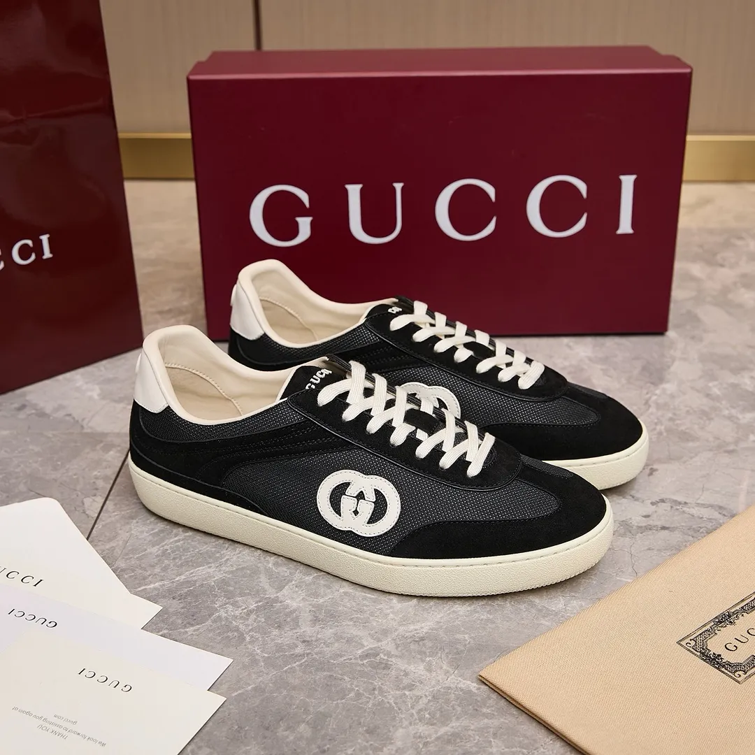 p260 古驰 / Gucci 古驰G75 运动鞋男女士 35-45 古驰滑板鞋 这款运动鞋从70年代的复古篮球鞋中汲取灵感,鞋身醒目点缀互扣式双G标识。这款设计甄选柔软牛皮革精制而成,巧妙融入镂空牛皮革镶饰。 镂空牛皮革镶饰 牛皮革衬里 橡胶鞋底 另附一副鞋带 互扣式双G细节 系带固定 平底 跟高:3厘米
