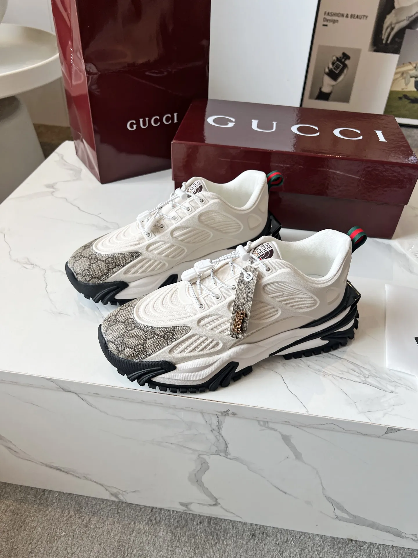❤️🔥❤️🔥❤️🔥Gucci系列 2.0运动鞋重金打造❤️🔥❤️🔥❤️🔥焕新演绎品牌标志性条纹织带元素😍😍当复古基因撞上未来感设计🎊🎊这双古驰新鞋直接把潮流阈值拉满💥 ✔️配色卡龙撞色+经典条纹,GG反光滚边,视觉冲击拿捏,出街自带高光滤镜 ✔️ 结构多层异材质拼接,网纱透气、皮革定型,大底EVA发泡及TPU组合😍😍😍时髦与实用双在线 ✔️ 细节做双G中底+标志性双G锁扣鞋带,复古DNA疯狂躁动,每一步都踩在潮流审美上❤️❤️❤️❤️ 配码:男39-44 💰270 👉