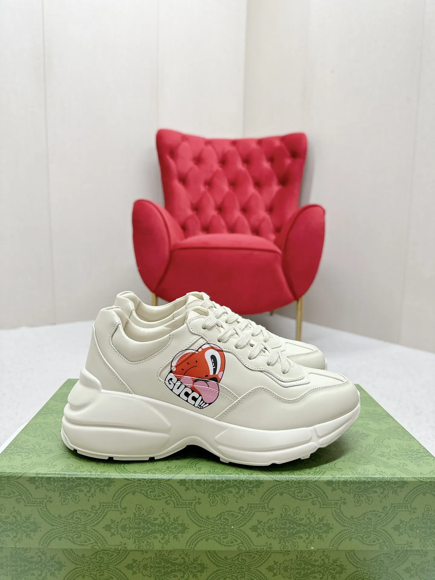 橙子出厂价💰135 【跑量主推款】Gucci 古驰 经典休闲男女运动鞋 增高厚底老爹鞋 情侣款 此款老爹鞋在今年仍然还是很受欢迎。对于爱美的人来说,鞋柜里不仅应该有一双白色的鞋子,还应该配有一双又帅又凹的老爹鞋!它的设计非常耐用,鞋底感觉非常柔软。穿在脚上既防滑又耐磨,而且用途广泛。为了显示自己的身高,老爹鞋子也是一个不错的选择。这款GUCCI是很好看的米白色,超级百搭。不挑衣服穿,也不挑包,随便搭。它穿上脚超级舒服,很软,还可以增高。 码数:34-45男女同款