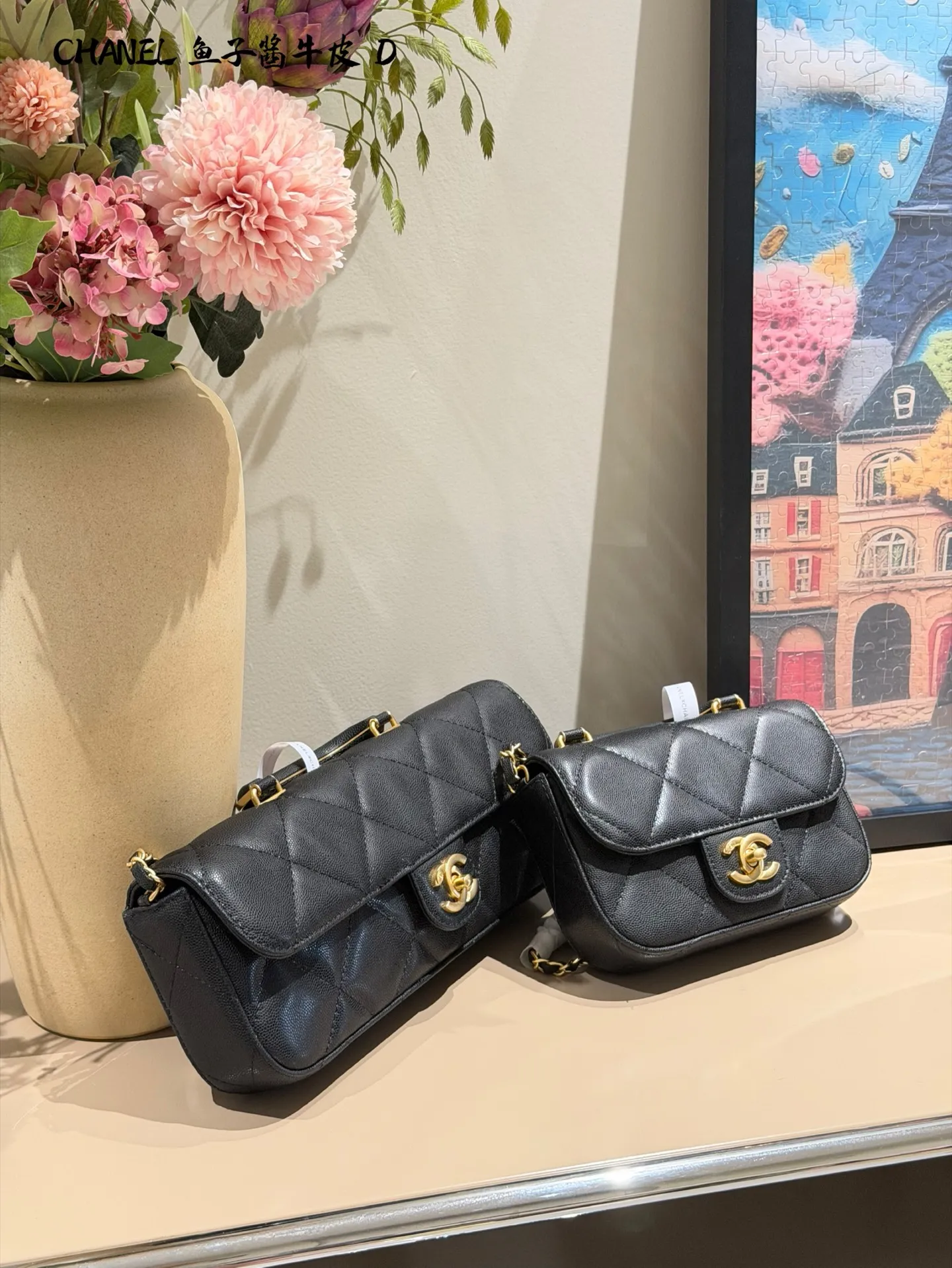 香奈儿手柄口盖包​​p230p240 🤍香奈儿手柄口盖包，经典菱格纹+鱼子酱牛皮，耐磨又高级！金色双C标志超有辨识度✨，手柄设计手提or单肩都OK，日常出行、约会都能轻松驾驭。内部虽小但能装下口红、钥匙等小物，实用又时髦，是香奈儿热门款，优雅气质满分！17cm28cm双盒包装