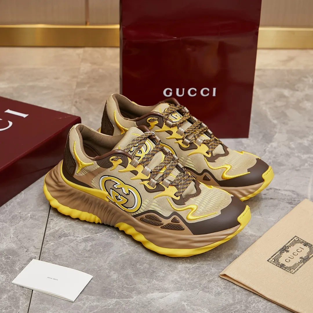p380 古驰 / Gucci Gucci Ripple系列 运动鞋男女士35-46 早秋系列以现代视角焕新诠释品牌经典设计元素和精致图案。这款厚底运动鞋以轻薄双色网布匠心打造，巧妙融入撞色互扣式双G和闪电橡胶细节，洋溢着浓浓的科技感。 绿色和黄色网布 刺绣细节 互扣式双G和闪电橡胶细节 橡胶鞋底 鞋底饰Gucci互扣式双G标识细节 互扣式双G橡胶标识 多色鞋带 另附一副鞋带 系带式 低跟