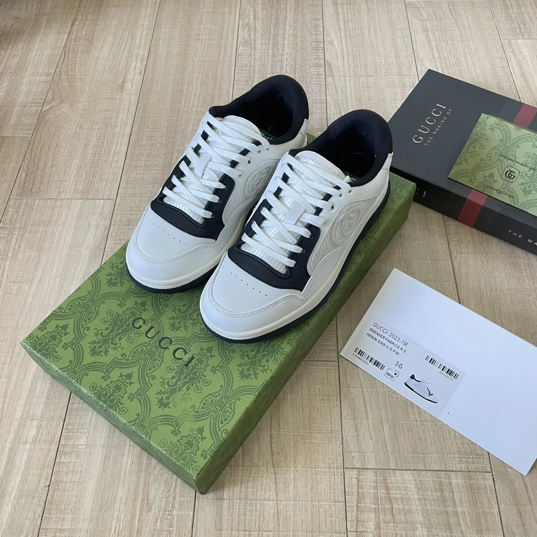 橙子出厂价💰115 Gucci 古驰春夏新款 MAC80系列 情侣款运动鞋 休闲鞋小白鞋 精致小巧的互扣式双G标识浪漫诠释此系列的美学理念。选用米白色皮革,复古灵感巧妙融于运动鞋设计,焕新演绎品牌标识。 面料:原版定制进口头层牛皮 内里:原版定制进口透气网里 大底:原版开模双色TPU大底 码数:35-44