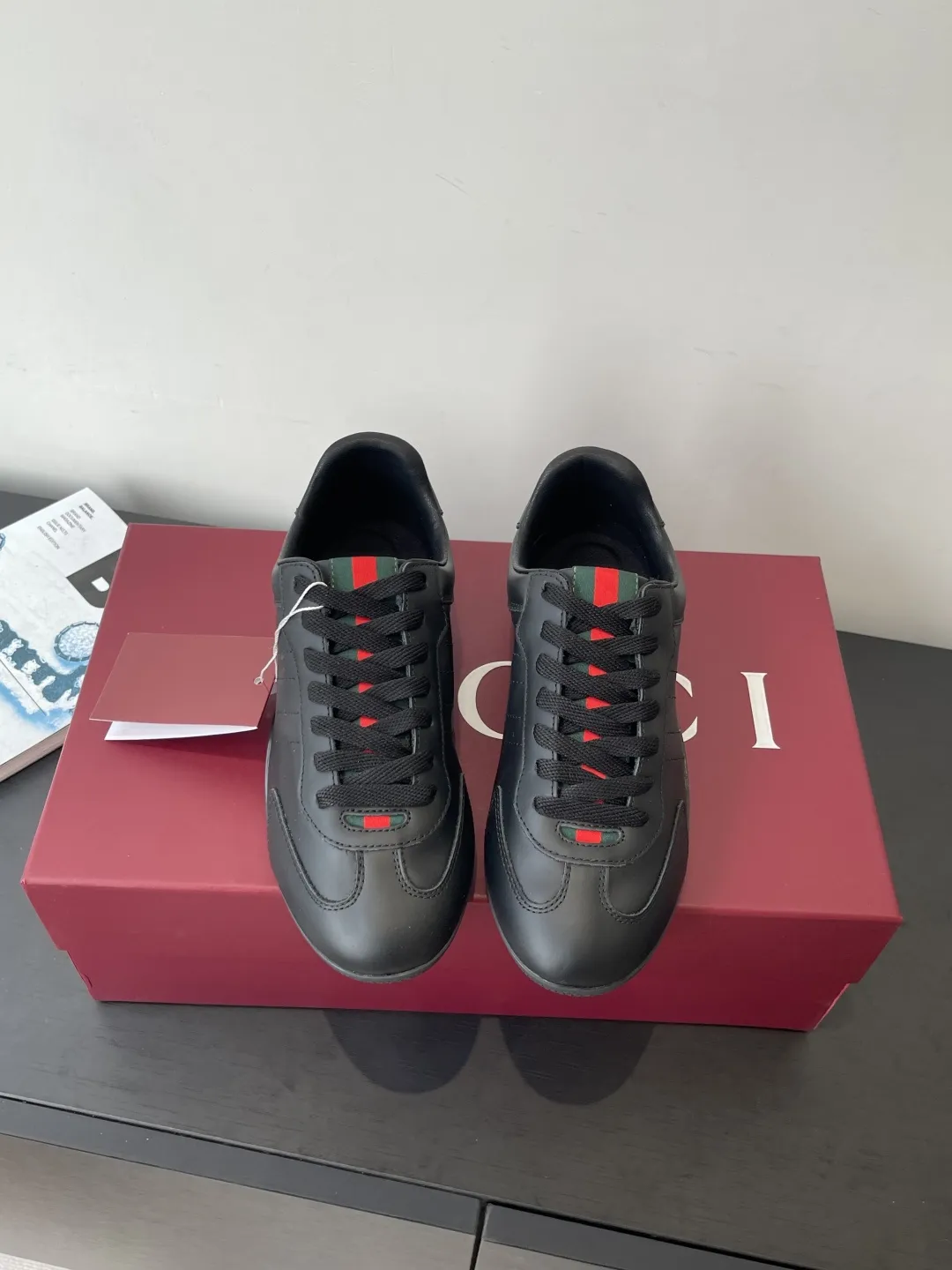 橙子出厂价💰145 男码暂未出货 Gucci 古驰 Shift系列 复古 德训鞋 休闲 运动鞋 阿甘鞋 Gucci Shift系列全新上市 轻盈设计焕新诠释运动风尚 利落廓形更添自在本色 行动间彰显精致质感 织带细节宛如一道延绵不绝的饰带贯穿于整个设计 侧边缝线细节增添点睛之笔 面料原版定制进口头层牛皮 内里原版定制柔软羊皮里 码数 35-44