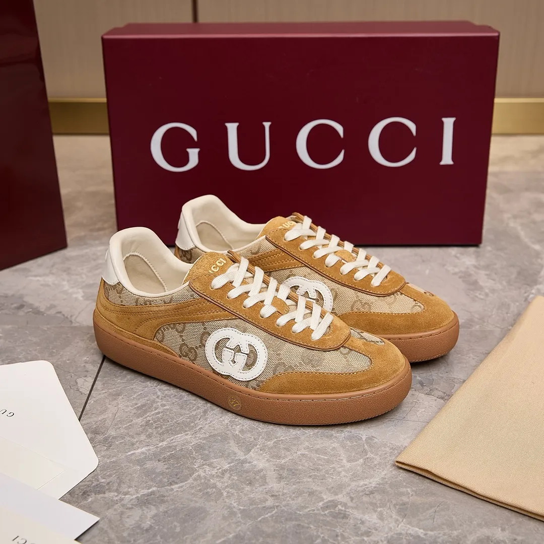 p260 古驰 / Gucci 古驰G75 运动鞋男女士 35-45 古驰滑板鞋 这款运动鞋从70年代的复古篮球鞋中汲取灵感，鞋身醒目点缀互扣式双G标识。这款设计甄选柔软牛皮革精制而成，巧妙融入镂空牛皮革镶饰。 镂空牛皮革镶饰 牛皮革衬里 橡胶鞋底 另附一副鞋带 互扣式双G细节 系带固定 平底 跟高：3厘米