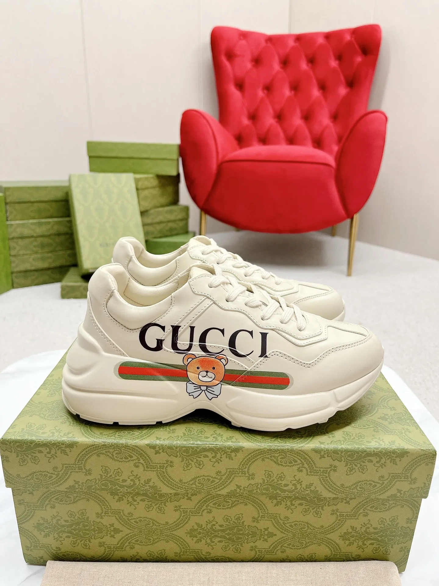 橙子出厂价💰135 【跑量主推款】Gucci 古驰 经典休闲男女运动鞋 增高厚底老爹鞋 情侣款 此款老爹鞋在今年仍然还是很受欢迎。对于爱美的人来说，鞋柜里不仅应该有一双白色的鞋子，还应该配有一双又帅又凹的老爹鞋！它的设计非常耐用，鞋底感觉非常柔软。穿在脚上既防滑又耐磨，而且用途广泛。为了显示自己的身高，老爹鞋子也是一个不错的选择。这款GUCCI是很好看的米白色，超级百搭。不挑衣服穿，也不挑包，随便搭。它穿上脚超级舒服，很软，还可以增高。 码数：34-45男女同款