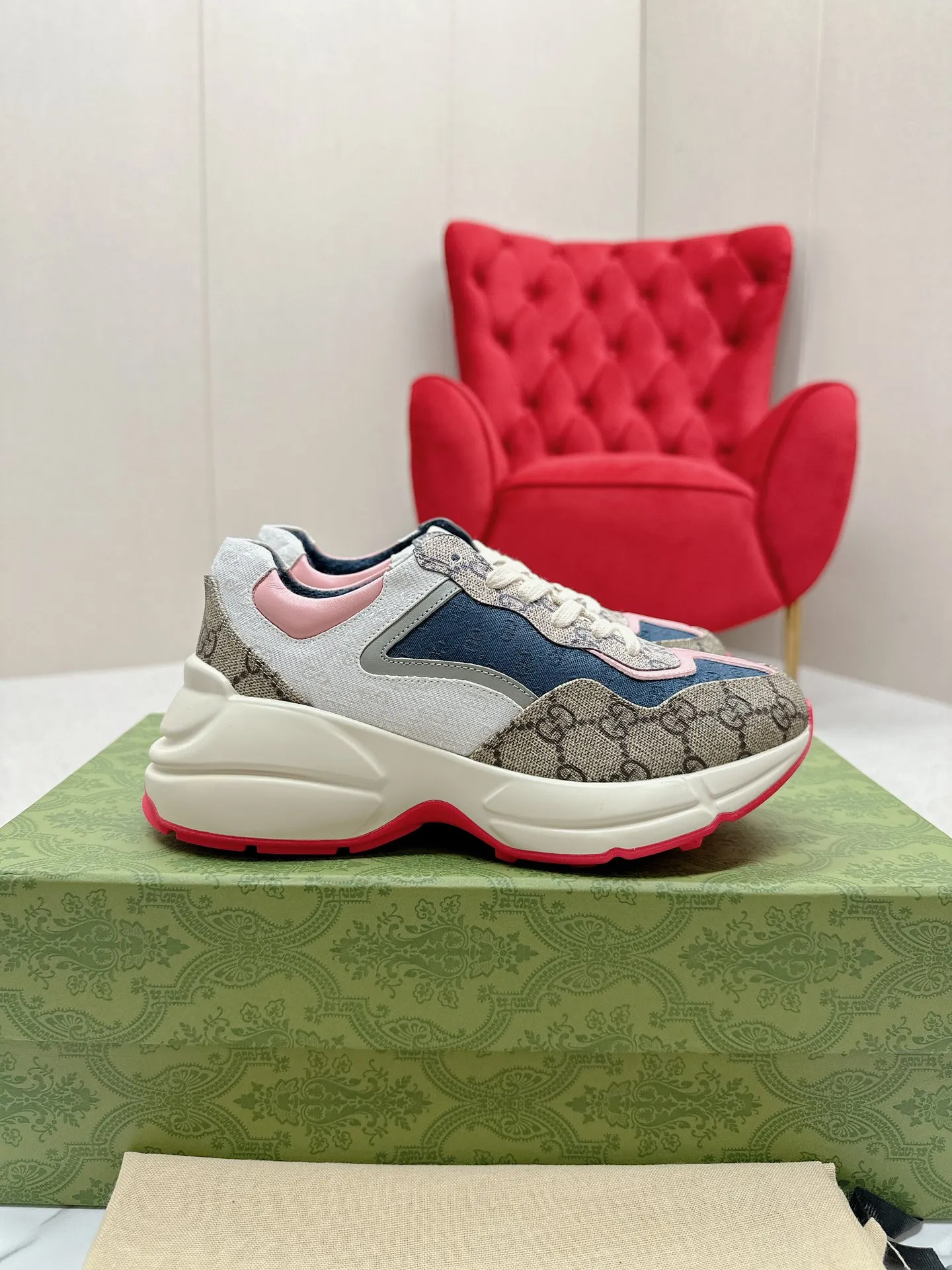 橙子出厂价💰135 【跑量主推款】Gucci 古驰 经典休闲男女运动鞋 增高厚底老爹鞋 情侣款 此款老爹鞋在今年仍然还是很受欢迎。对于爱美的人来说,鞋柜里不仅应该有一双白色的鞋子,还应该配有一双又帅又凹的老爹鞋!它的设计非常耐用,鞋底感觉非常柔软。穿在脚上既防滑又耐磨,而且用途广泛。为了显示自己的身高,老爹鞋子也是一个不错的选择。这款GUCCI是很好看的米白色,超级百搭。不挑衣服穿,也不挑包,随便搭。它穿上脚超级舒服,很软,还可以增高。 码数:34-45男女同款