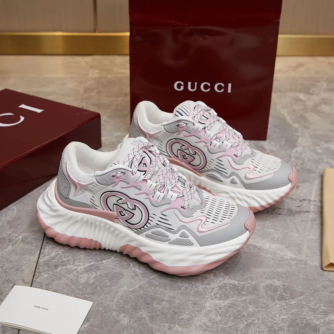 p380 古驰 / Gucci Gucci Ripple系列 运动鞋男女士35-46 早秋系列以现代视角焕新诠释品牌经典设计元素和精致图案。这款厚底运动鞋以轻薄双色网布匠心打造,巧妙融入撞色互扣式双G和闪电橡胶细节,洋溢着浓浓的科技感。 绿色和黄色网布 刺绣细节 互扣式双G和闪电橡胶细节 橡胶鞋底 鞋底饰Gucci互扣式双G标识细节 互扣式双G橡胶标识 多色鞋带 另附一副鞋带 系带式 低跟