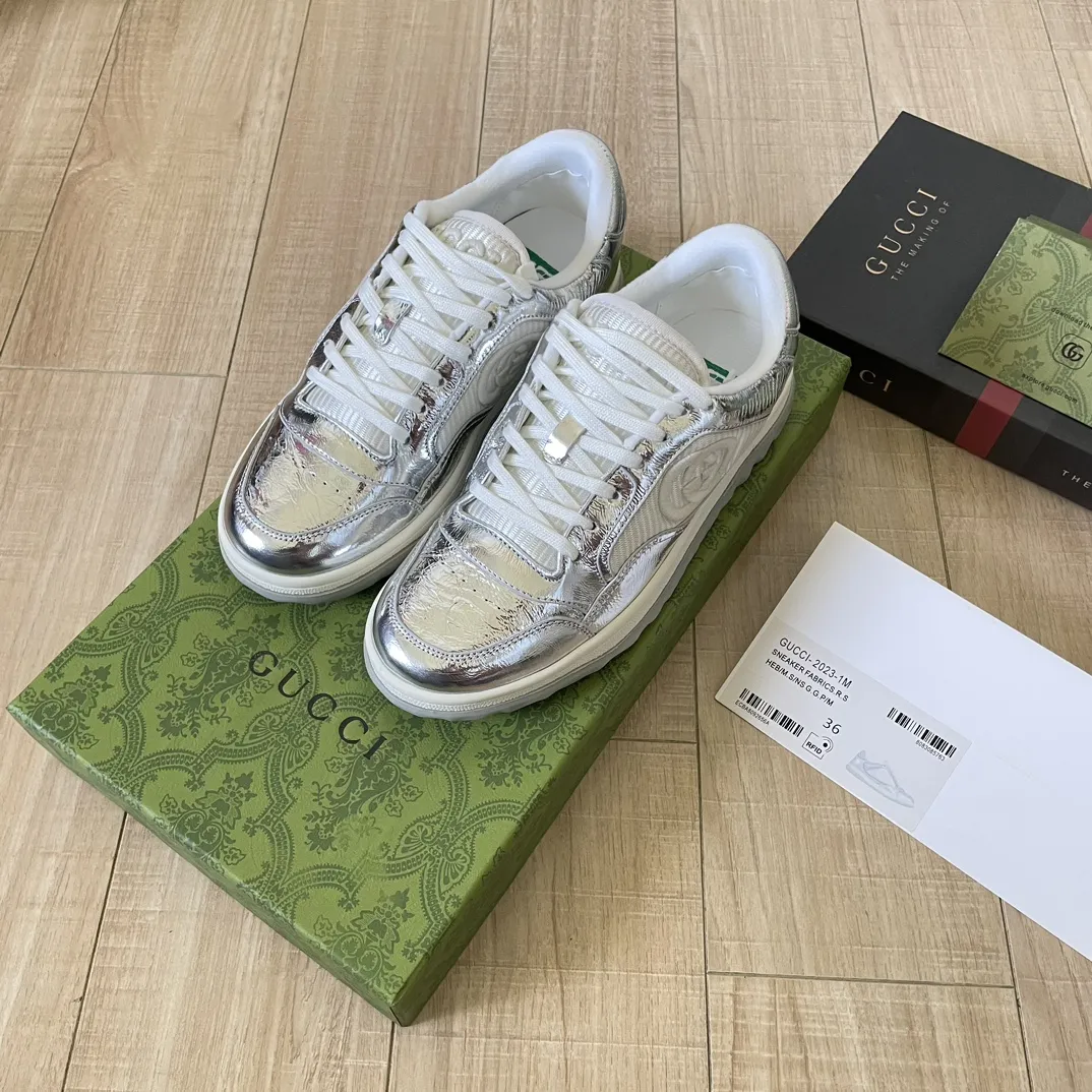 橙子出厂价💰115 Gucci 古驰春夏新款 MAC80系列 情侣款运动鞋 休闲鞋小白鞋 精致小巧的互扣式双G标识浪漫诠释此系列的美学理念。选用米白色皮革,复古灵感巧妙融于运动鞋设计,焕新演绎品牌标识。 面料:原版定制进口头层牛皮 内里:原版定制进口透气网里 大底:原版开模双色TPU大底 码数:35-44