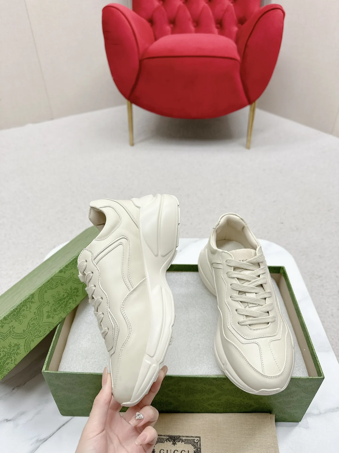 橙子出厂价💰135 【跑量主推款】Gucci 古驰 经典休闲男女运动鞋 增高厚底老爹鞋 情侣款 此款老爹鞋在今年仍然还是很受欢迎。对于爱美的人来说,鞋柜里不仅应该有一双白色的鞋子,还应该配有一双又帅又凹的老爹鞋!它的设计非常耐用,鞋底感觉非常柔软。穿在脚上既防滑又耐磨,而且用途广泛。为了显示自己的身高,老爹鞋子也是一个不错的选择。这款GUCCI是很好看的米白色,超级百搭。不挑衣服穿,也不挑包,随便搭。它穿上脚超级舒服,很软,还可以增高。 码数:34-45男女同款