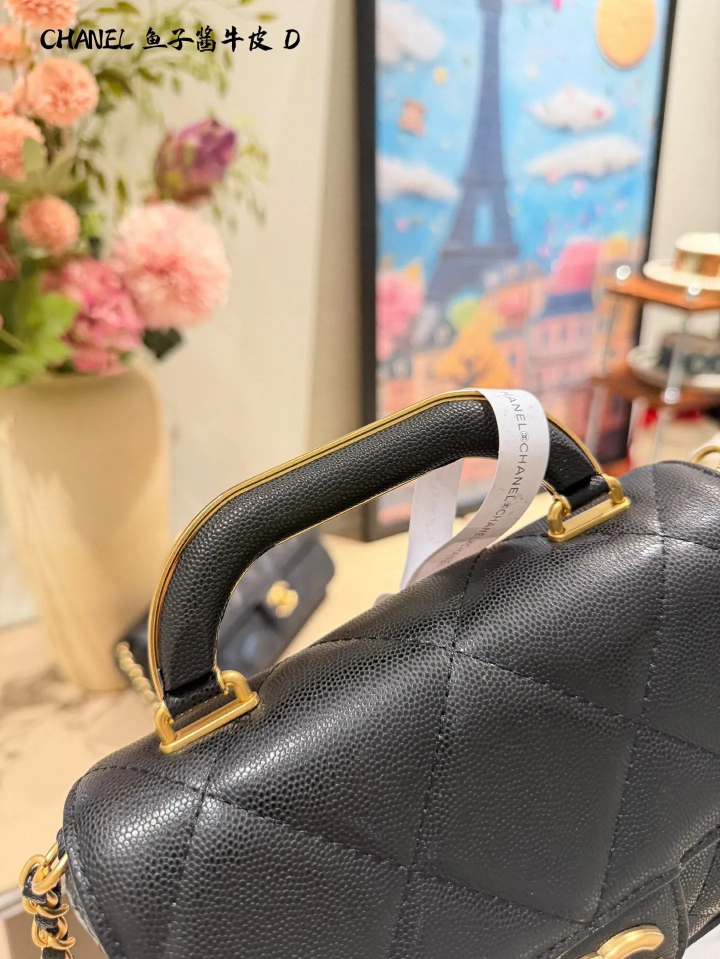 香奈儿手柄口盖包​​p230p240 🤍香奈儿手柄口盖包，经典菱格纹+鱼子酱牛皮，耐磨又高级！金色双C标志超有辨识度✨，手柄设计手提or单肩都OK，日常出行、约会都能轻松驾驭。内部虽小但能装下口红、钥匙等小物，实用又时髦，是香奈儿热门款，优雅气质满分！17cm28cm双盒包装